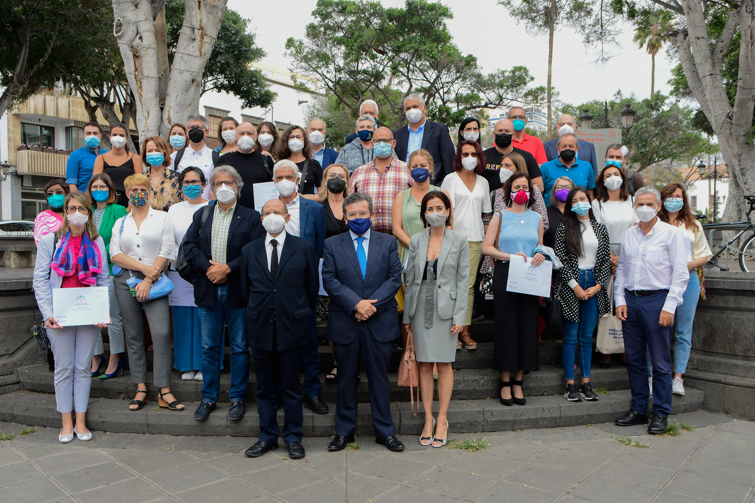 Juan Ramón Fuertes, director territorial de CaixaBank en Canarias, y Manuel Sánchez, presidente de la Fundación La Caja de Canarias, con los representantes de las entidades beneficiarias.