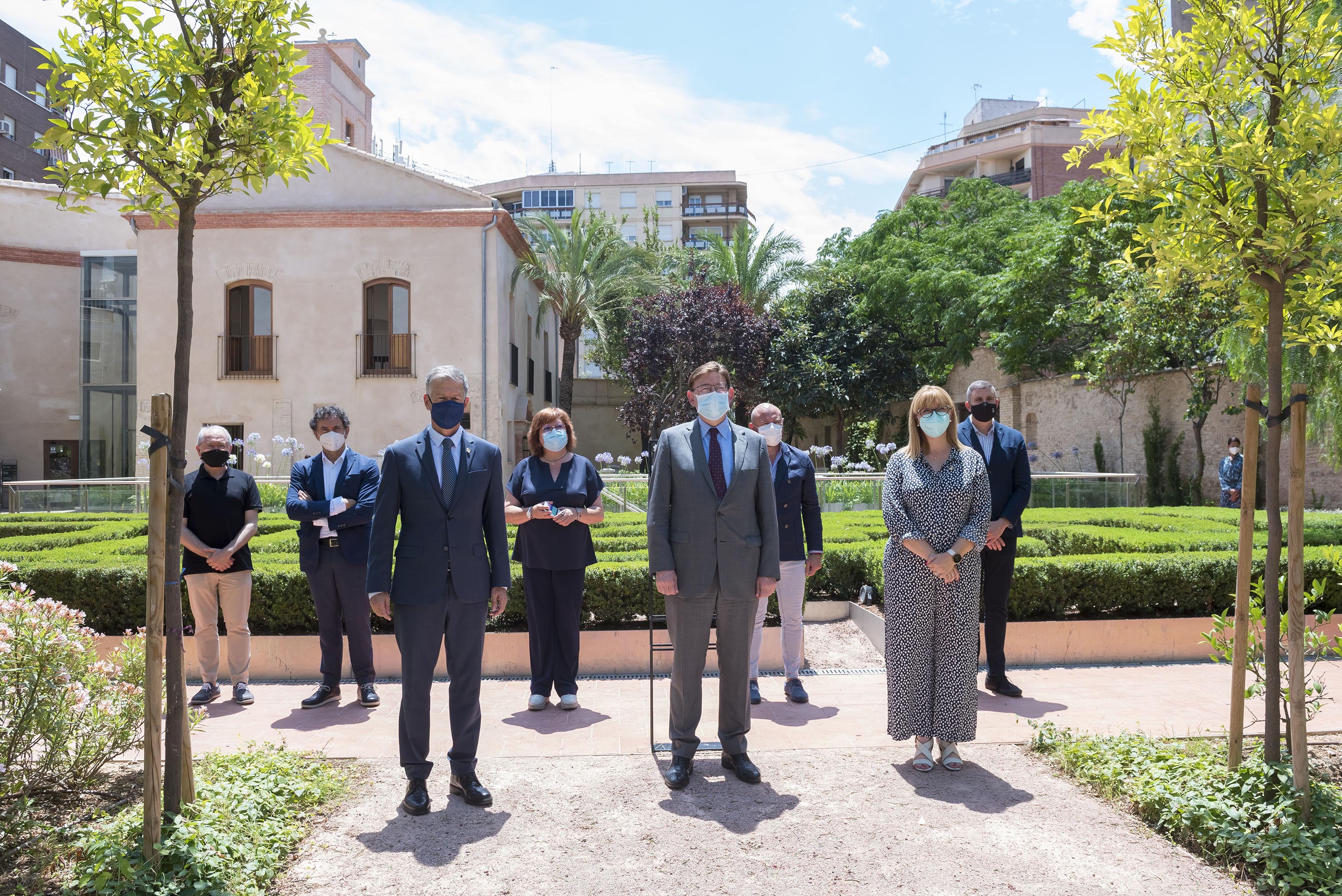 Xicu Costa, director territorial de CaixaBank en la Comunitat Valenciana; XimoPuig, president de la Generalitat, y Daniela González, presidenta de la FSMCV, junto a otras autoridades.
