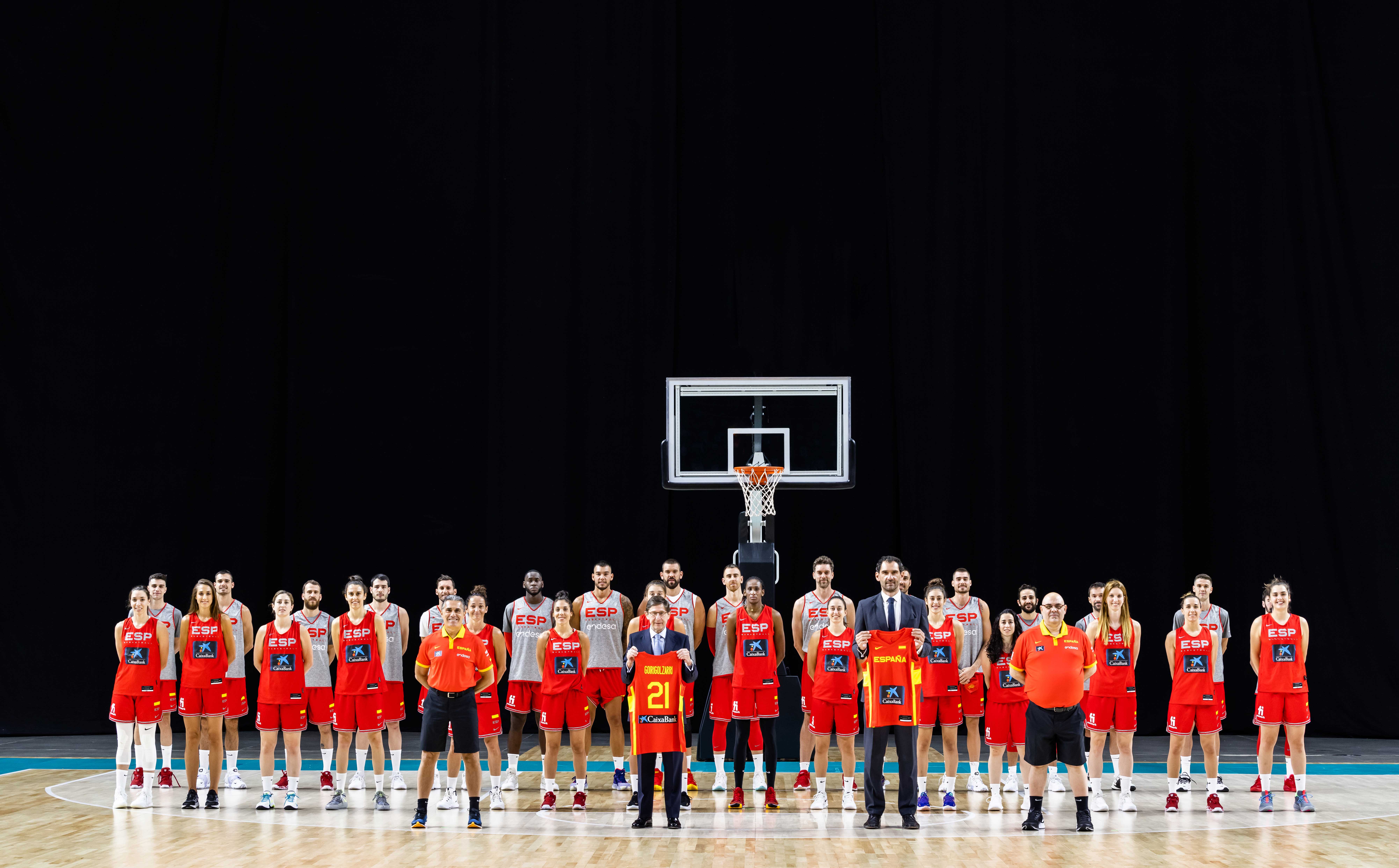 José Ignacio Goirigolzarri, presidente de CaixaBank, visita a las selecciones masculinas y femeninas de baloncesto en el último entrenamiento antes de partir hacia los JJOO de Tokio