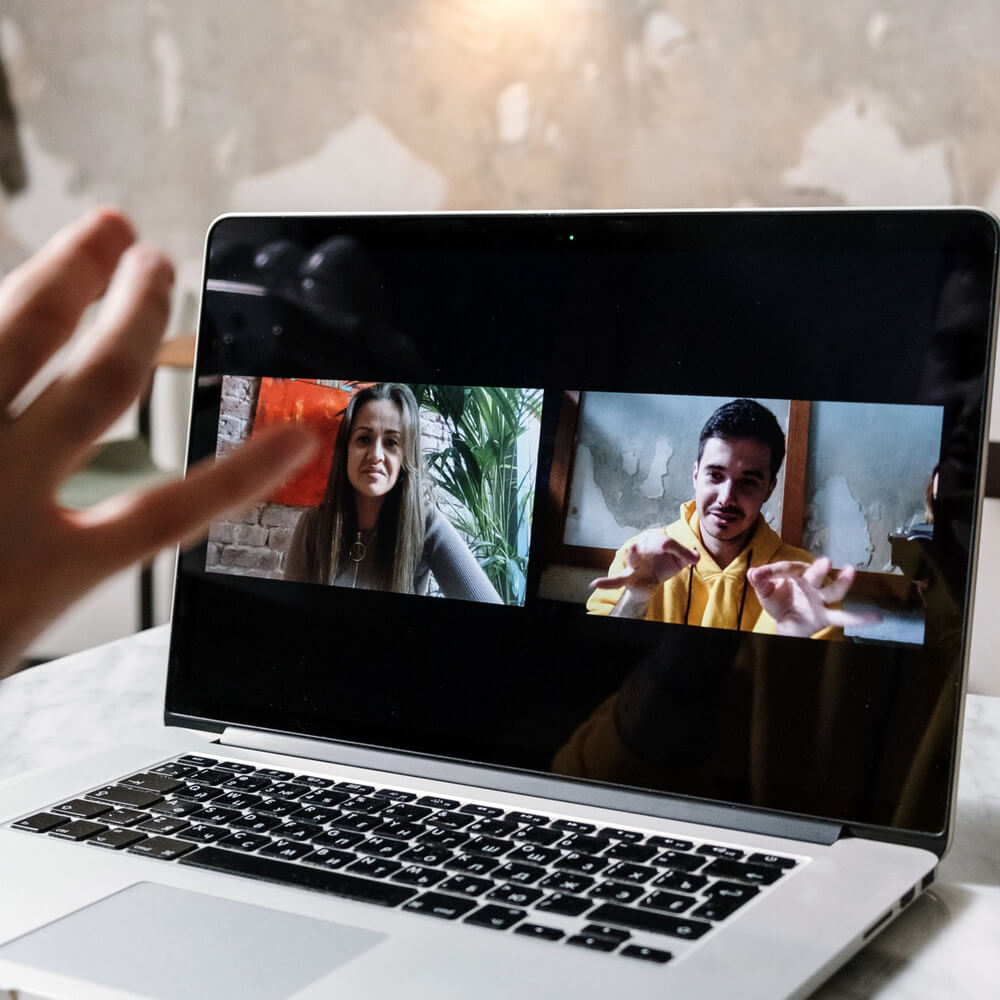 Joves amb discapacitat auditiva mantenint una conversa a través d’una plataforma digital