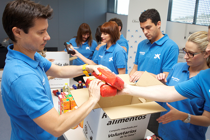 Voluntaris de CaixaBank classifiquen els aliments que es lliuren a FESBAL