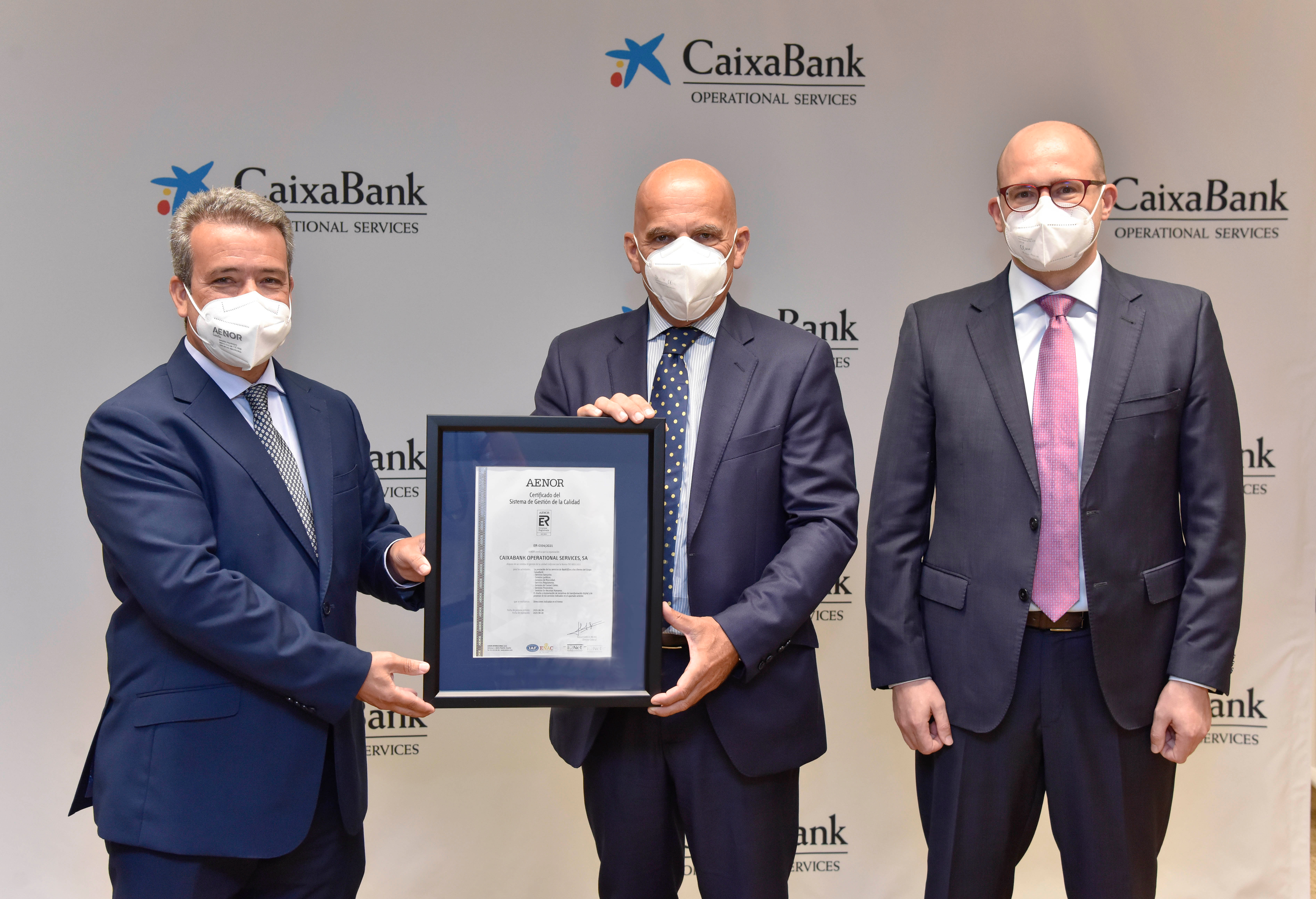 De izquierda a derecha: Ángel Luís Sánchez, director de la región mediterránea de AENOR; Fernando Rodríguez Baquero, director general de CaixaBank Operational Services, y Josep Vaqué Valls, responsable de calidad