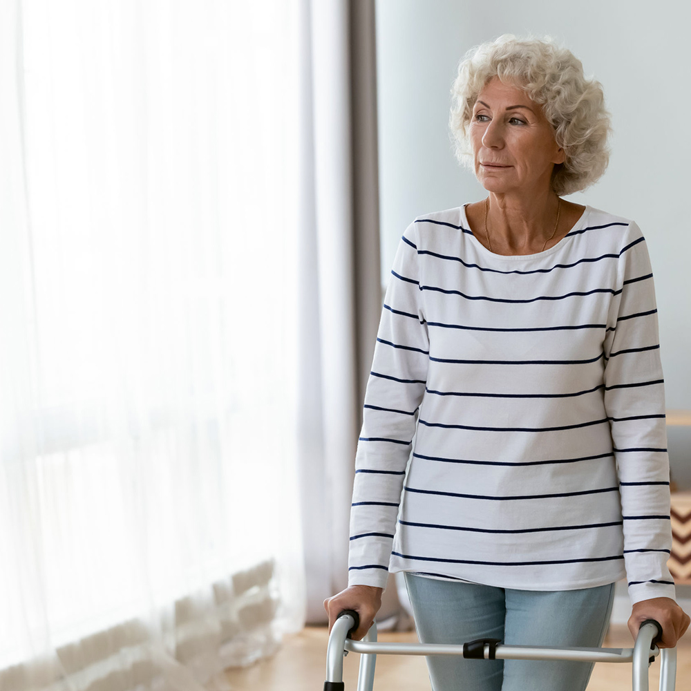 Persona gran que està sola a casa