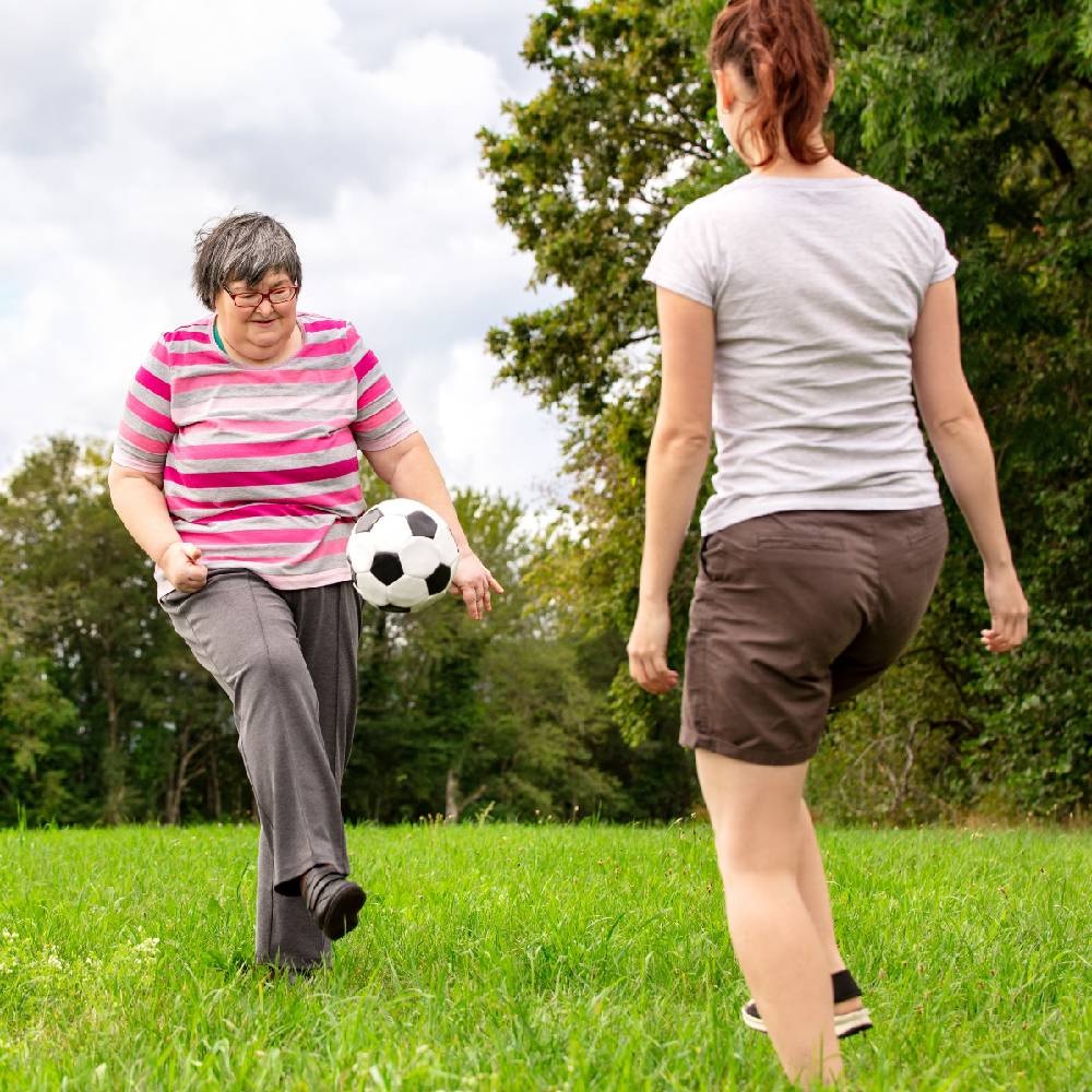 Varias personas juegan con la pelota