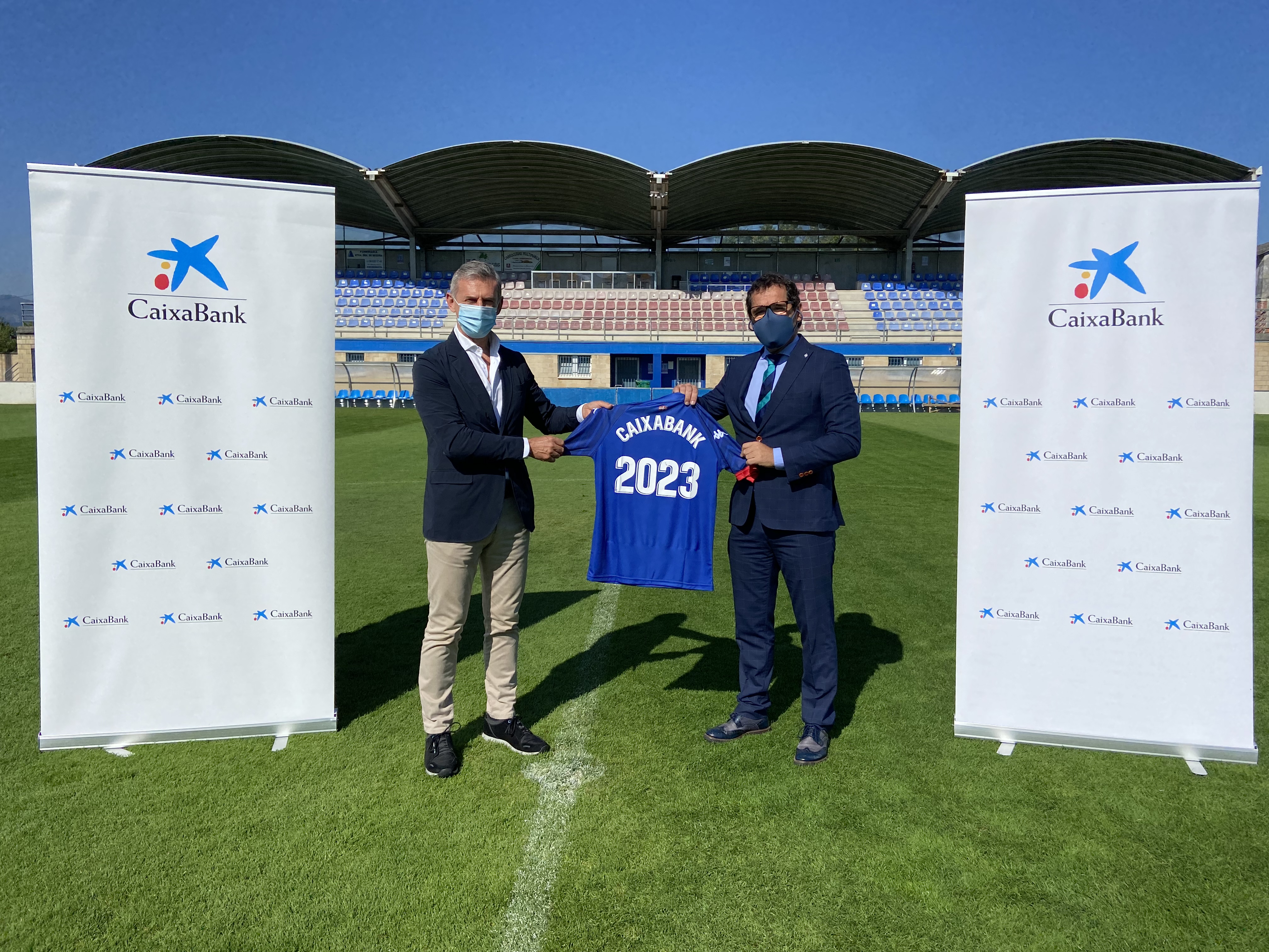 Jon Larrea, presidente de la SD Amorebieta, y Juan Pedro Badiola, Director Territorial Norte de CaixaBank, han suscrito el acuerdo para las próximas dos temporadas, vigente hasta el 30 de junio de 2023