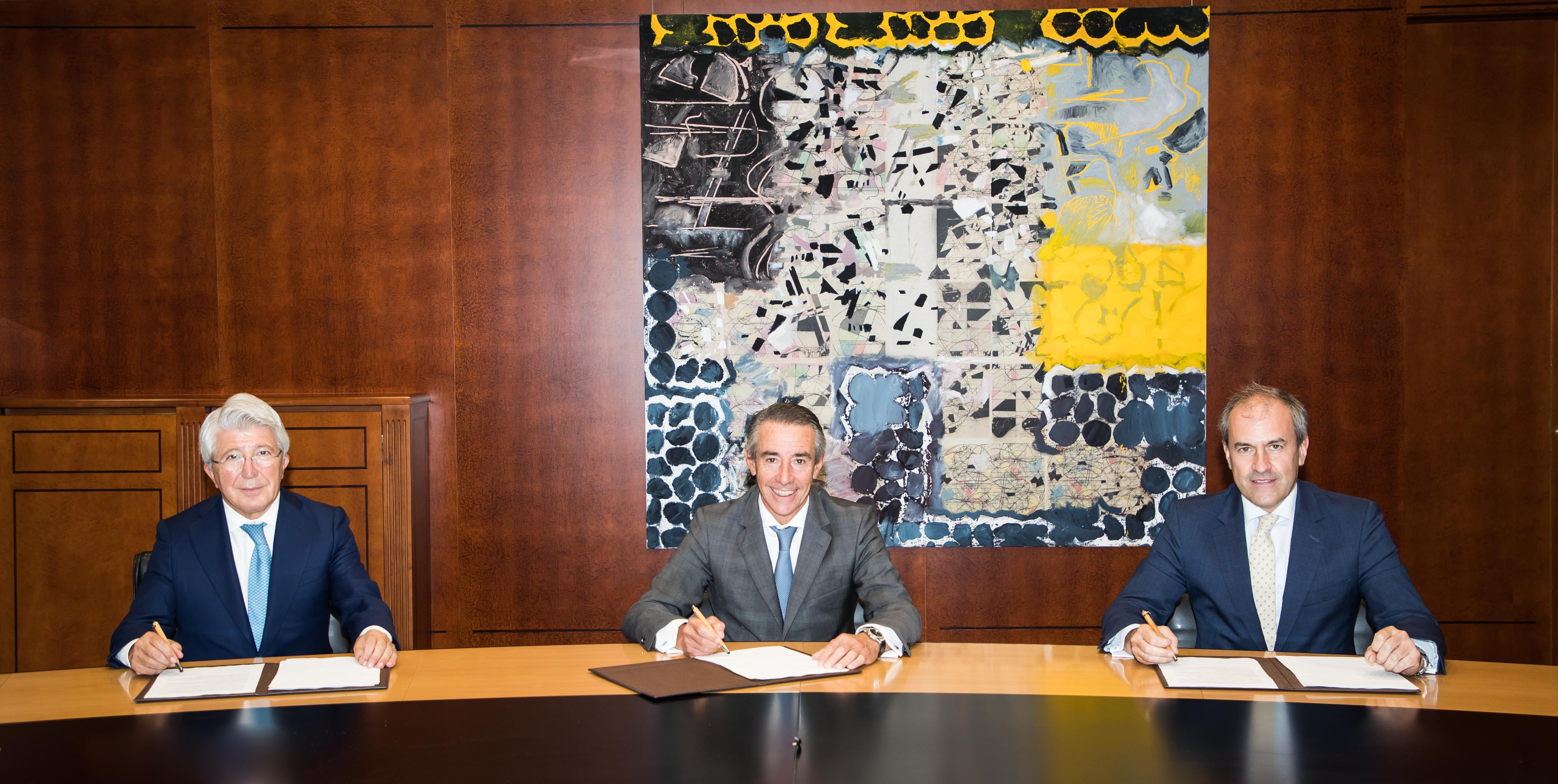 El presidente de EGEDA, Enrique Cerezo; el director general de Negocio de CaixaBank, Juan Antonio Alcaraz; y el consejero delegado de CREA SGR, Miguel Ángel Benzal.