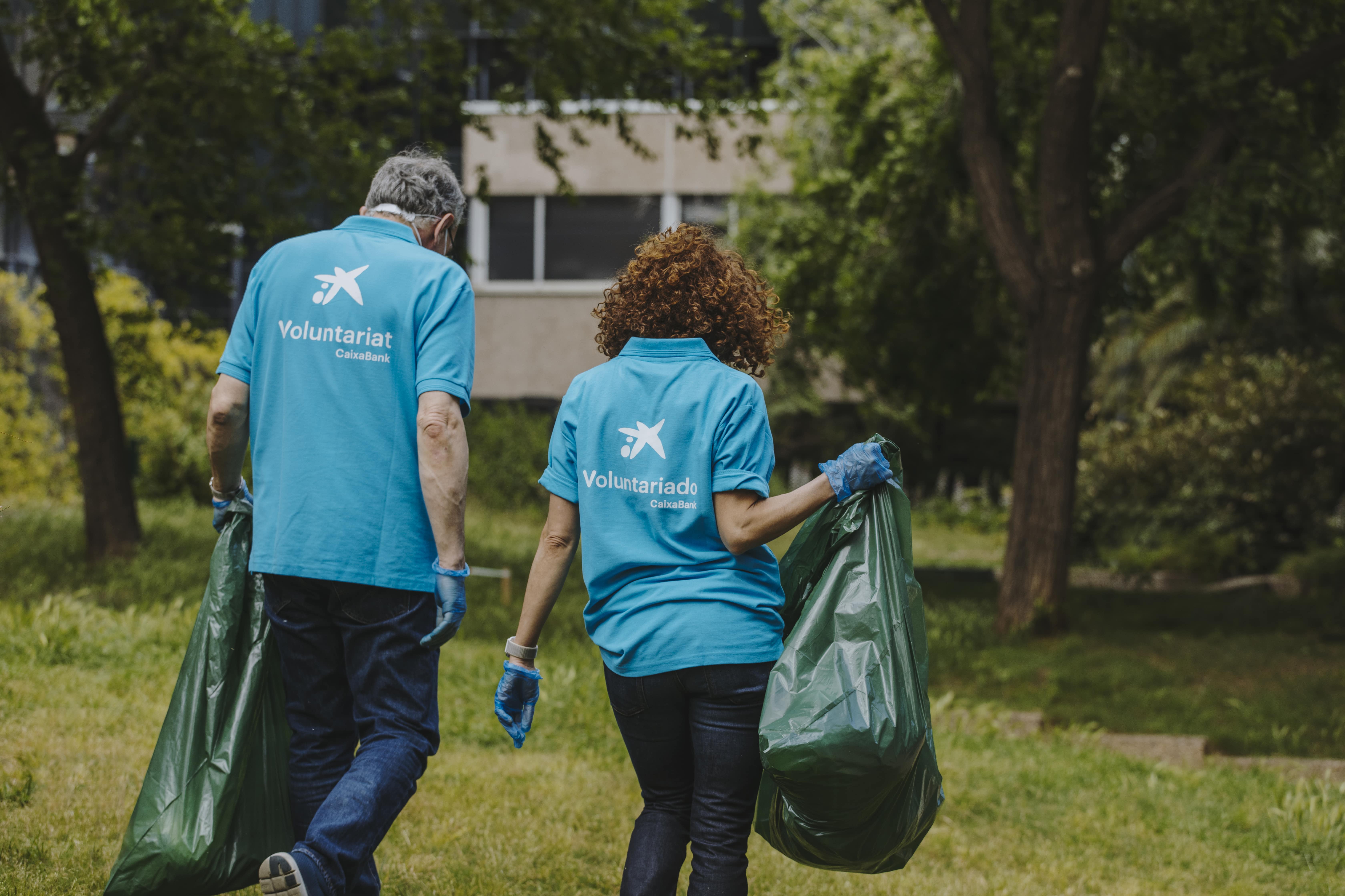 Voluntaris CaixaBank participen en una de les múltiples accions de recollida de residus amb motiu del programa R4