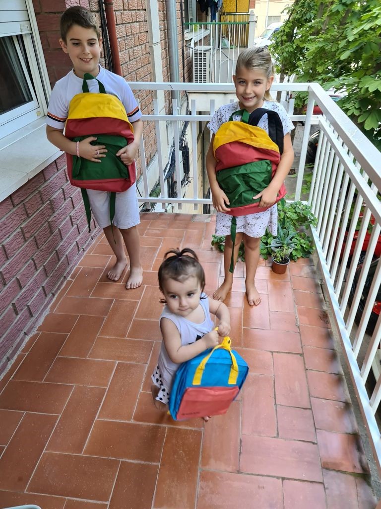 Más de 126.000 niños, como los de esta familia, reciben su kit escolar de la mano de Fundación “la Caixa” y CaixaBank, a través de su Acción Social