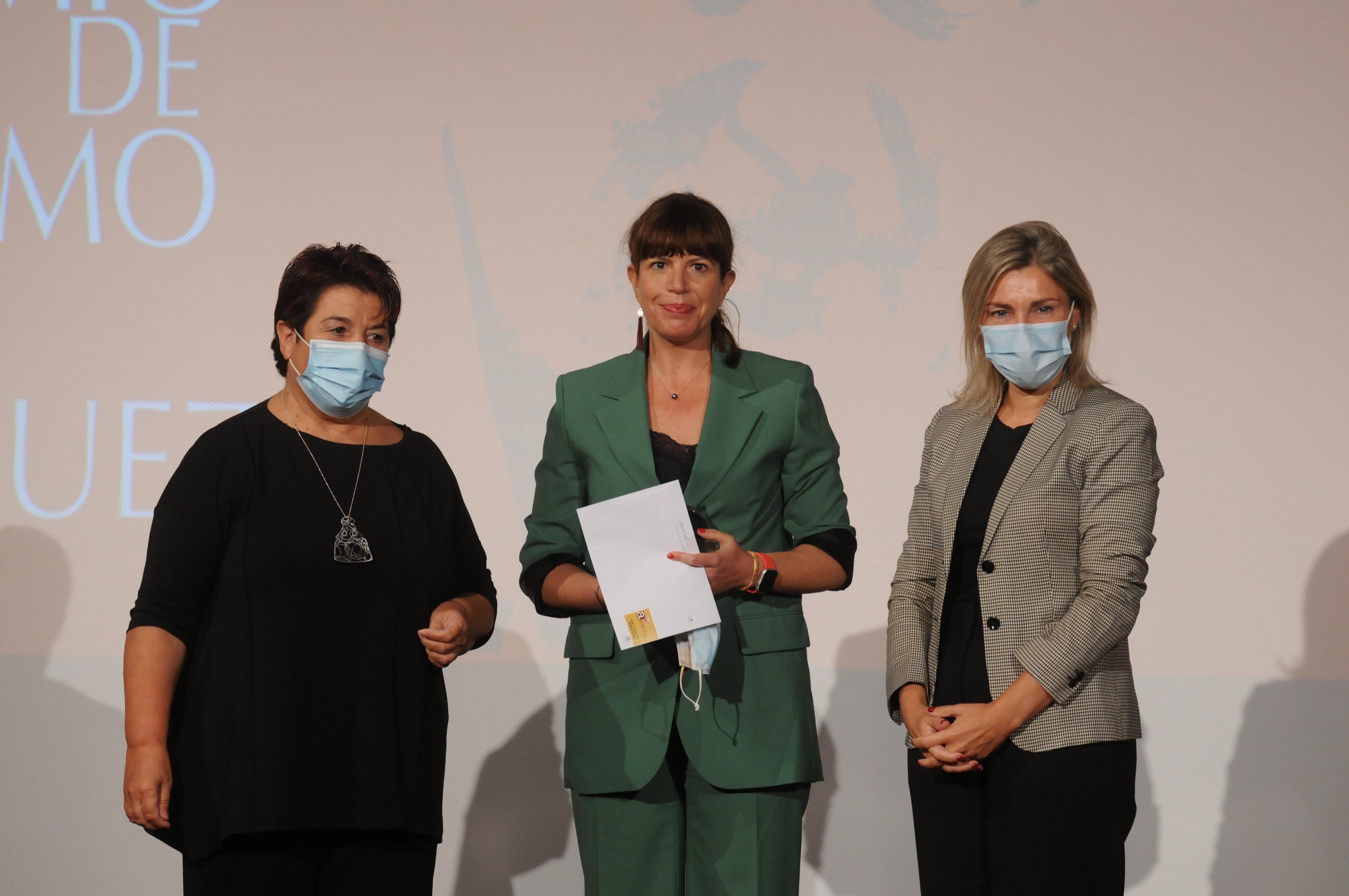 La alcaldesa de Segovia, Clara Luquero; la ganadora del ‘Premio Cirilo Rodríguez, Mavi Doñate (RTVE), y la directora territorial de CaixaBank en Castilla y León, Belén Martín.