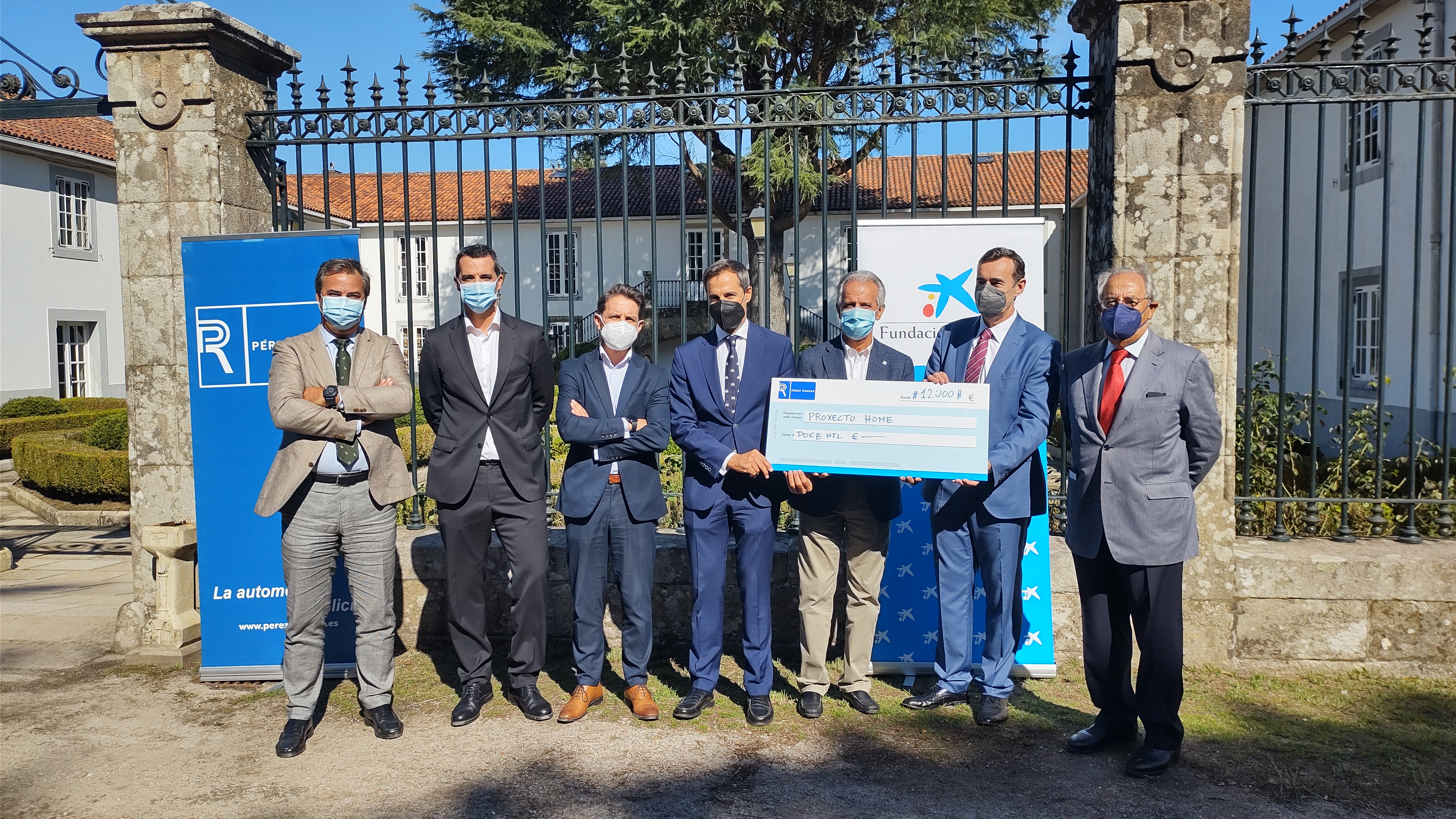 Sosteniendo el cheque, Ramón Gómez Crespo, director-Xerente da Fundación Monte do Gozo; a su izquierda, Joaquín Pérez Bellido, presidente del Grupo Pérez Rumbao y a su derecha Emilio Barreiro, director de Empresas de CaixaBank.