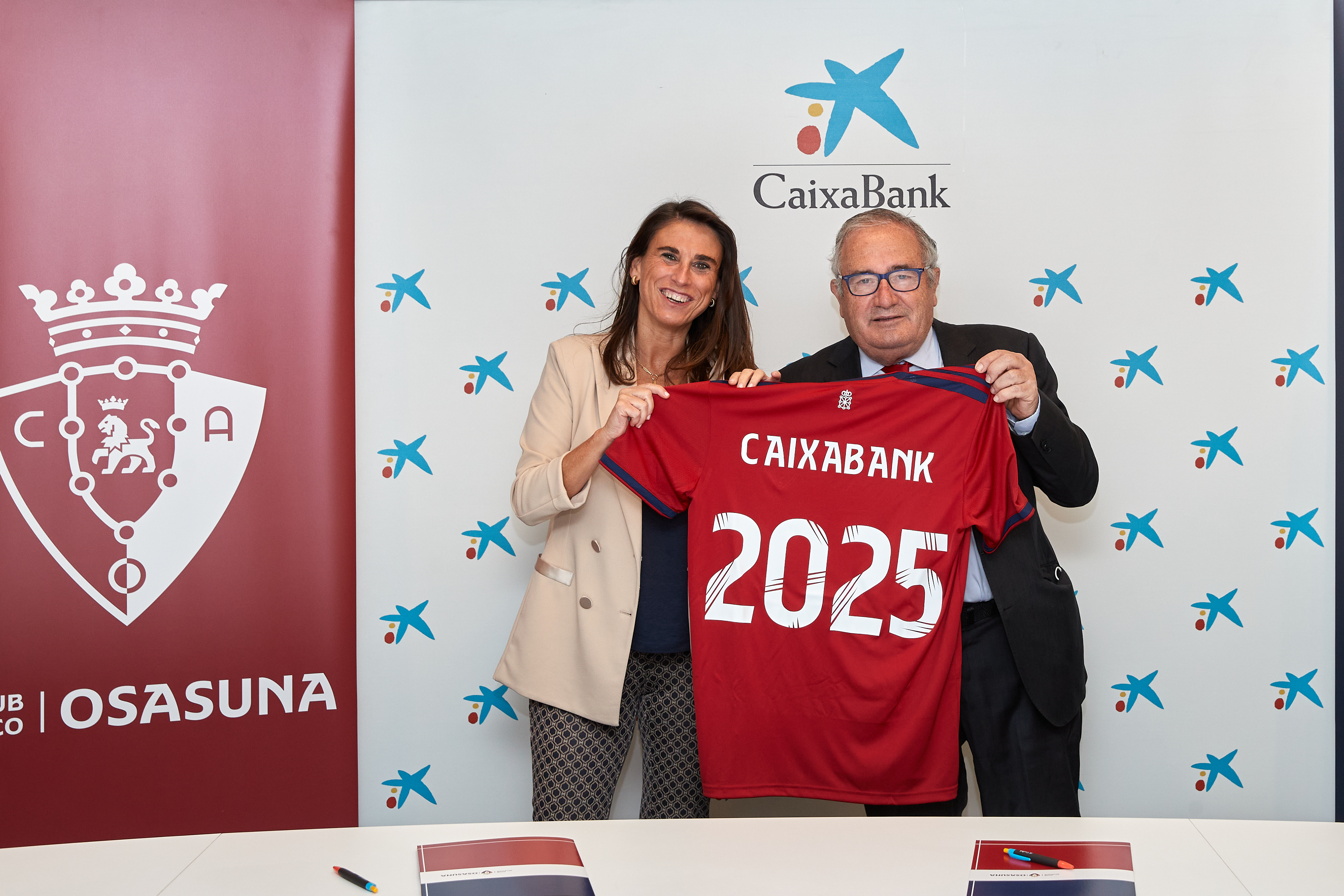  Luis Sabalza, presidente del Club Atlético Osasuna, e Isabel Moreno, directora territorial Ebro de CaixaBank, han suscrito el acuerdo para las próximas cuatro temporadas, vigente hasta el 30 de junio de 2025.