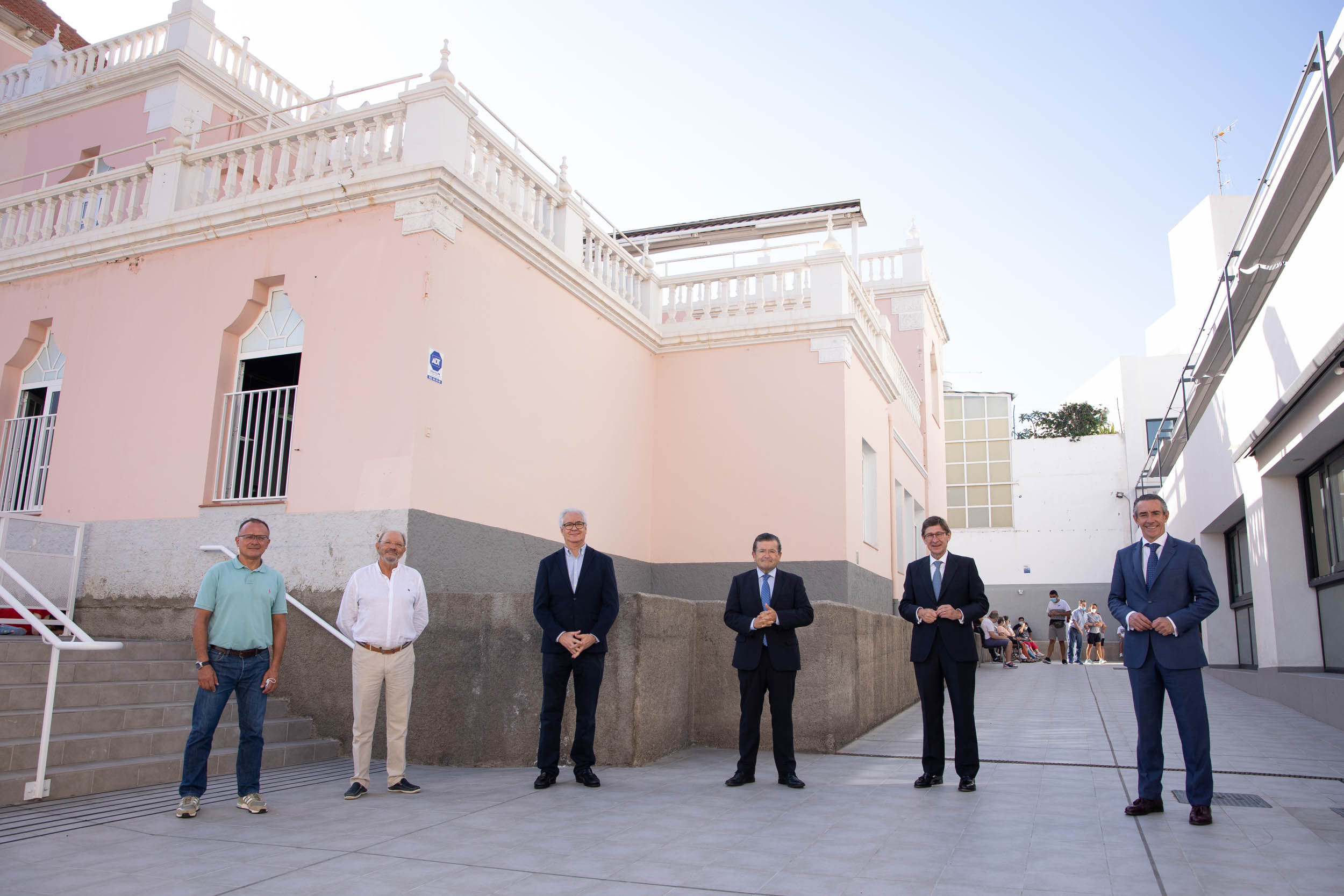 Foto de familia de la visita realizada a la sede de Aspronte en Santa Cruz de Tenerife
