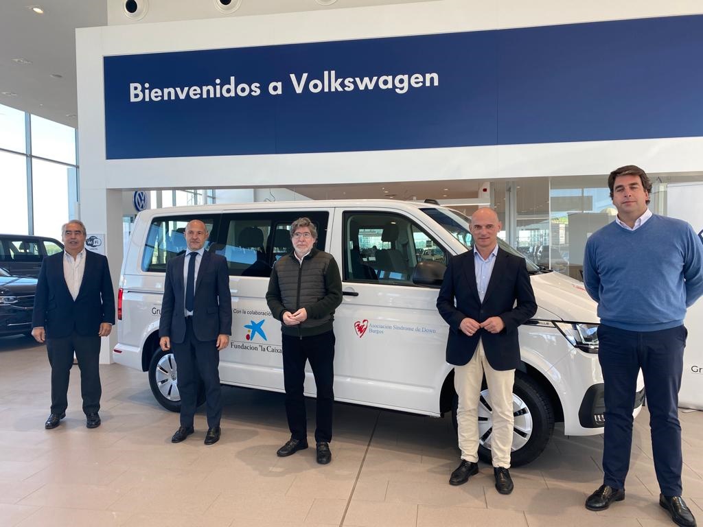 Fernando de Andrés, consejero delegado de Grupo Ureta; Julio Mozo, responsable en Castilla y León de CaixaBank Payments & Consumer; Luis Mayoral, gerente de la Asociación Síndrome de Down Burgos; Javier Marín Lázaro, responsable de Acción Social de CaixaBank en Castilla y León y Fernando de Andrés García-Angulo, director gerente de Grupo Ureta.