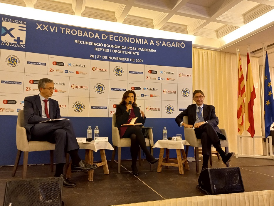 De izquierda a derecha: Pablo Hernández de Cos, gobernador del Banco de España, Belén Carreño, periodista de Reuters, y José Ignacio Goirigolzarri, presidente de CaixaBank