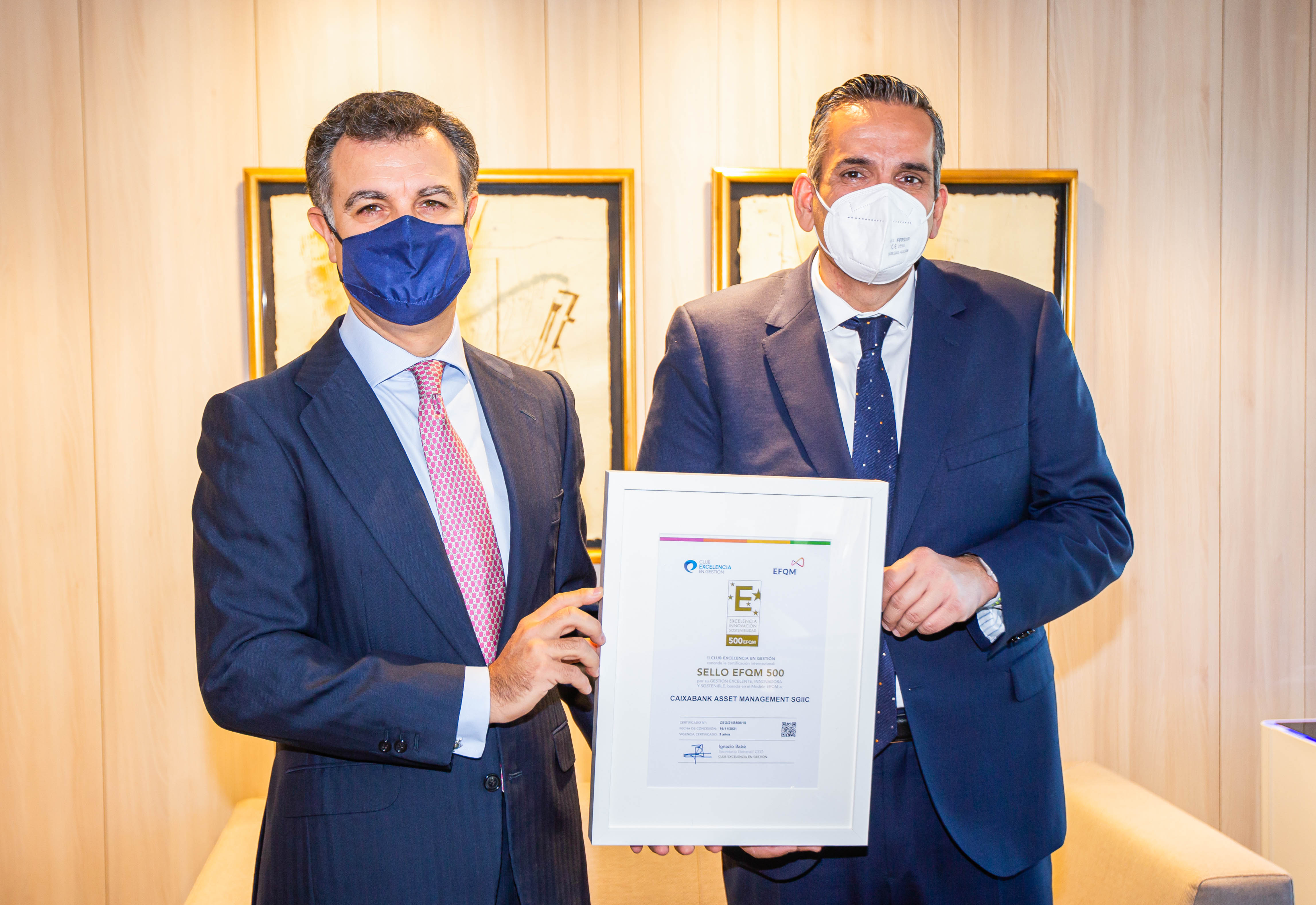 Juan Bernal (izquierda), director general de CaixaBank AM, recibe el ‘Sello EFQM 500’ de manos de Alfredo Millán, director de Servicios EFQM del Club Excelencia en Gestión.