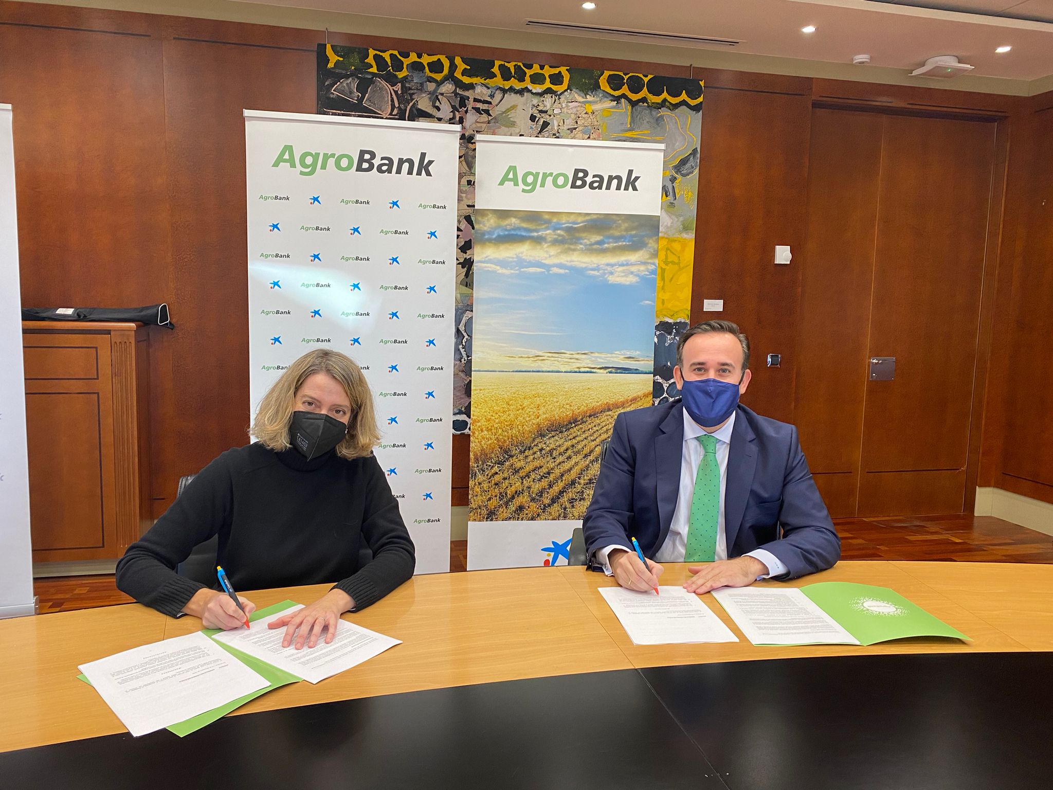 Teresa López, presidenta de FADEMUR, y Sergio Gutiérrez, director de AgroBank, en la firma del acuerdo
