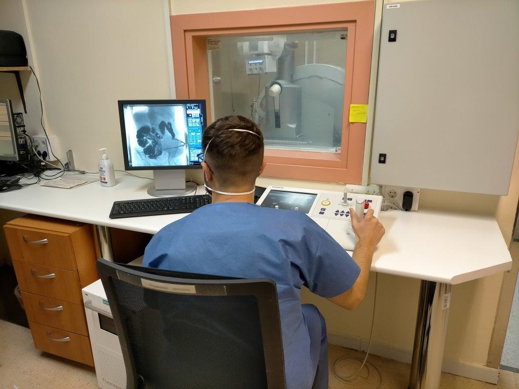Un alumne d’FP en un centre sanitari