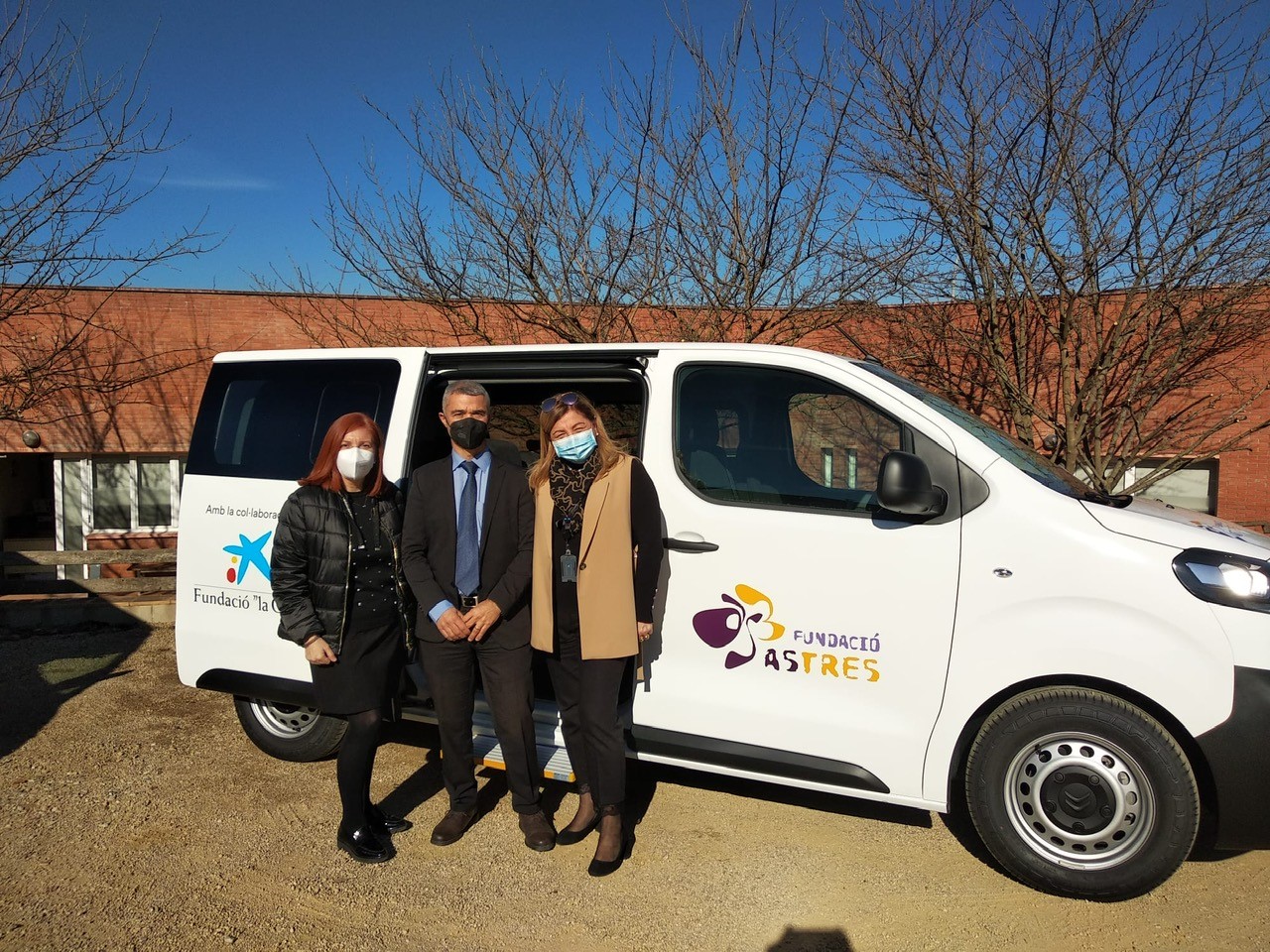 Representants de CaixaBank i Fundació Astres en l’entrega del vehicle