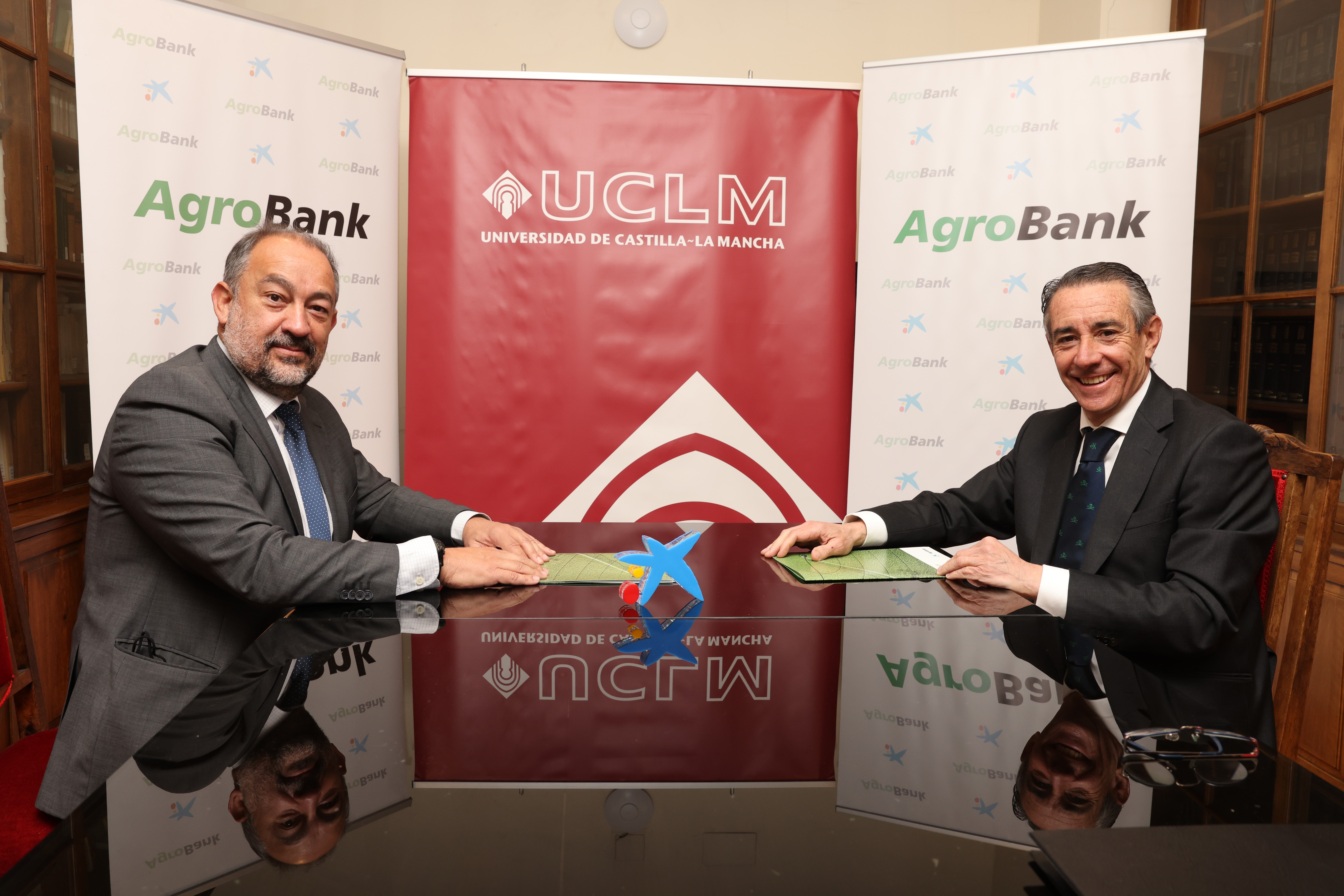El rector de la UCLM, Julián Garde, y el director general de Negocio de CaixaBank, Juan Antonio Alcaraz