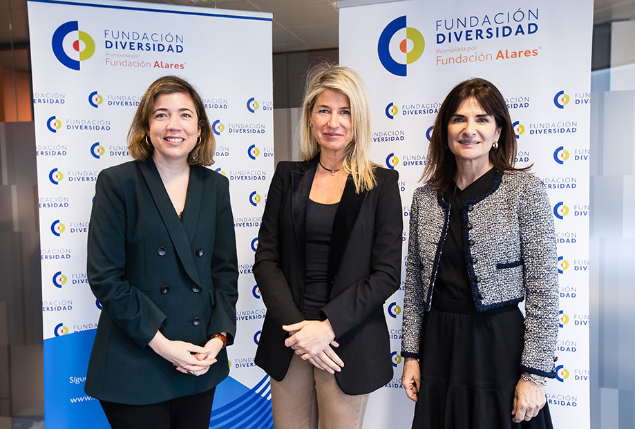 D’esquerra a dreta: Sonia Rio, directora de Fundación Diversidad; Anna Quirós, directora de Cultura i Desenvolupament directiu de CaixaBank, i María Eugenia Girón Dávila, presidenta de Fundación Diversidad