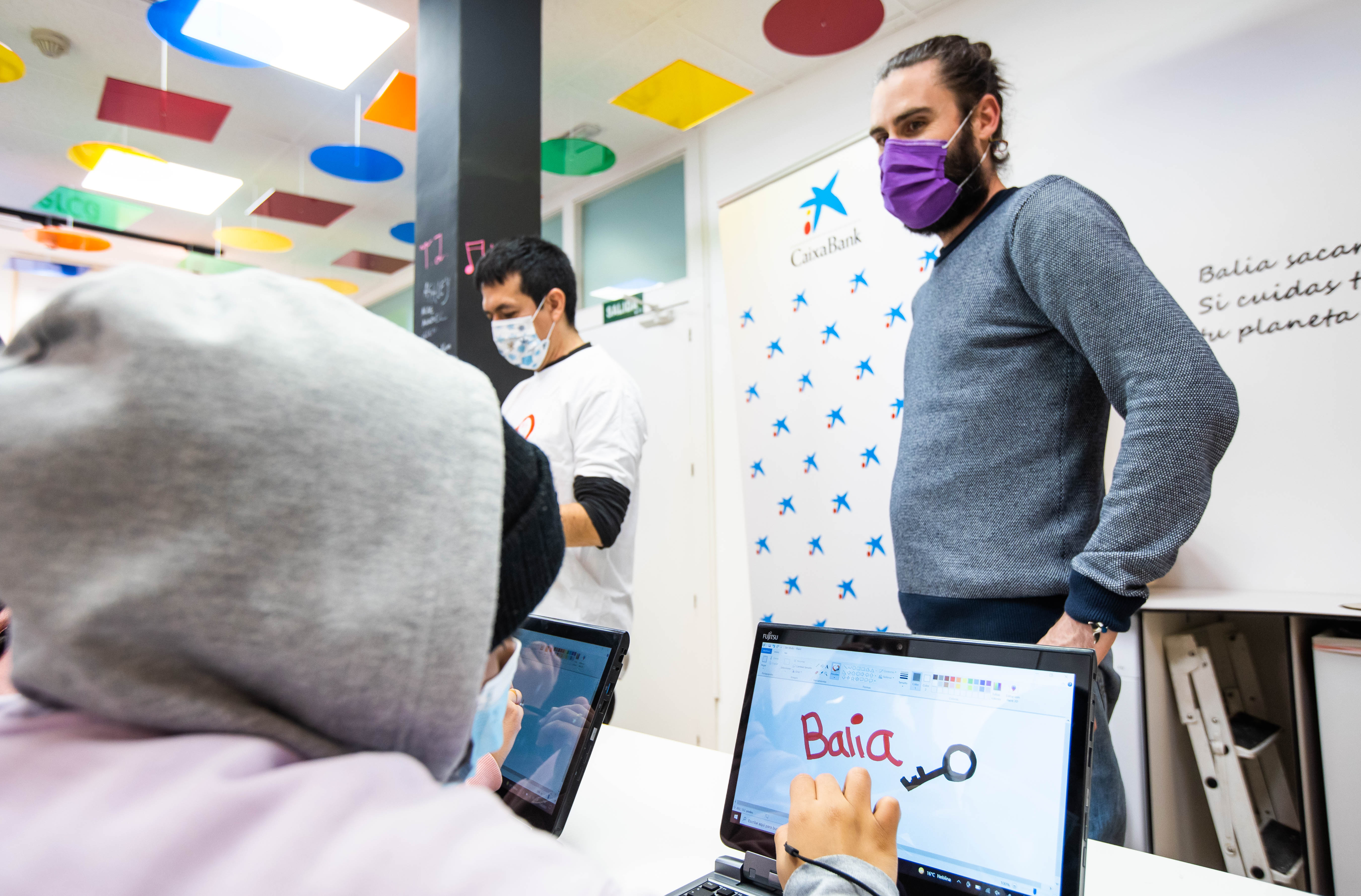 Un usuario de Fundación Balia utiliza uno de los equipos donados por CaixaBank a través de Madrid Futuro.