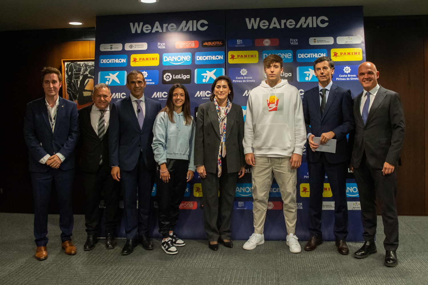 Autoridades, organizadores y los jugadores del FC Barcelona Nico González y Aitana Bonmatí en la presentación el MICFootball