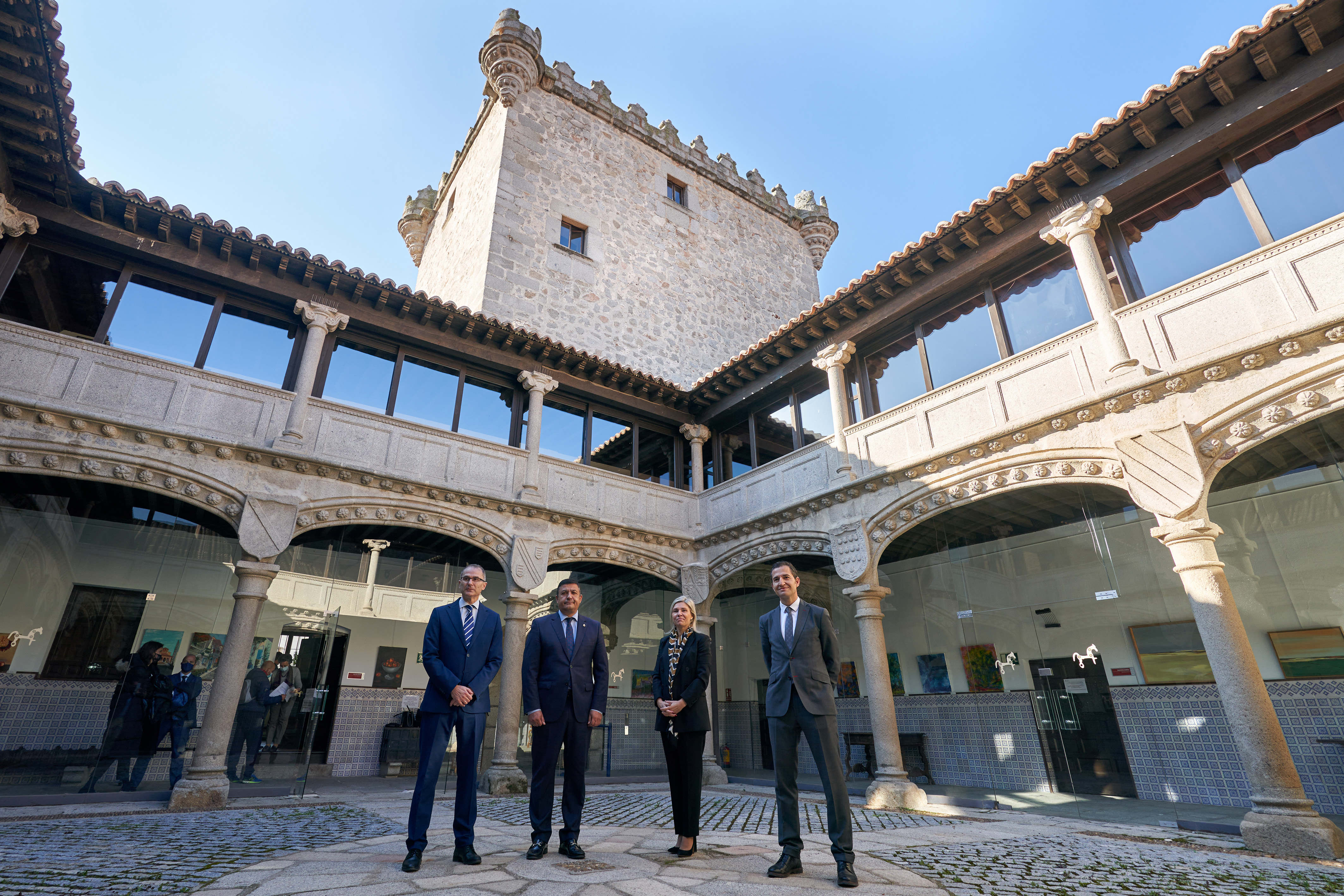 El director del Área de Negocio Ávila Centro-Norte de CaixaBank, Óscar Pérez; el presidente de la Diputación de Ávila, Carlos García; la directora territorial de CaixaBank en Castilla y León, Belén Martín; y el director del Centro de Instituciones de CaixaBank en Ávila y Segovia, Óscar Hernáez, en la sede de la Diputación de Ávila.