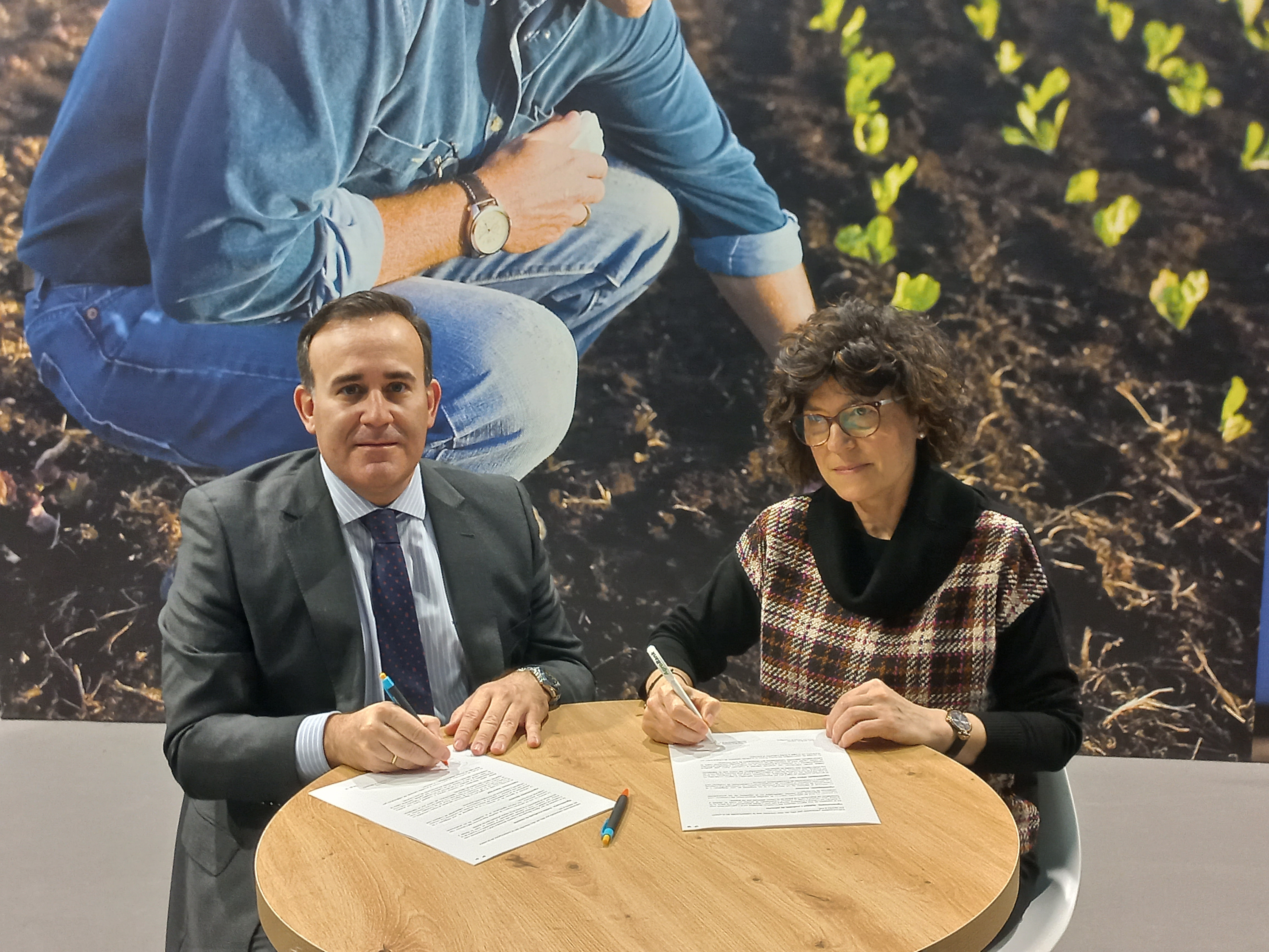 Sergio Gutiérrez, director de AgroBank, y Olga Martín, vicerectora de Investigación y Transferencia de la Universitat de Lleida