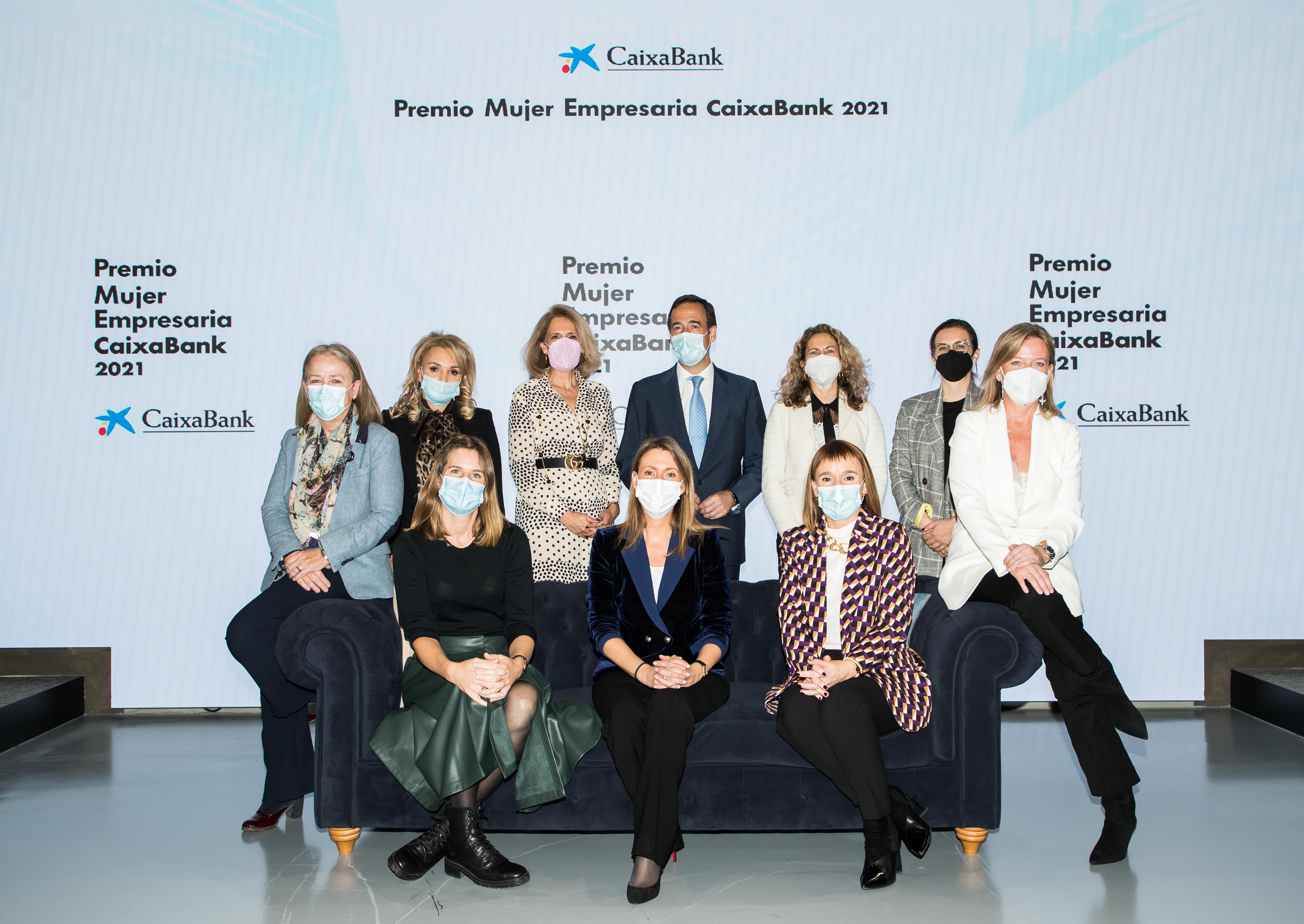 Gonzalo Gortázar, consejero delegado de CaixaBank, con ganadoras de la edición 2021
