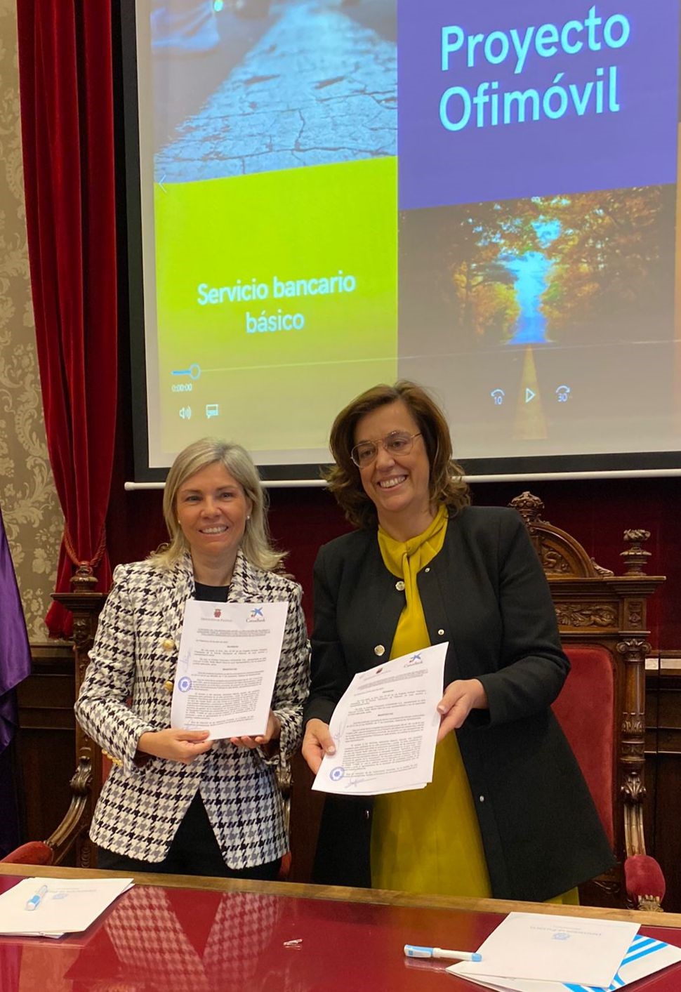 Belén Martín, directora territorial de CaixaBank en CyL y Ángeles Armisén, presidenta de la Diputación Provincial de Palencia.