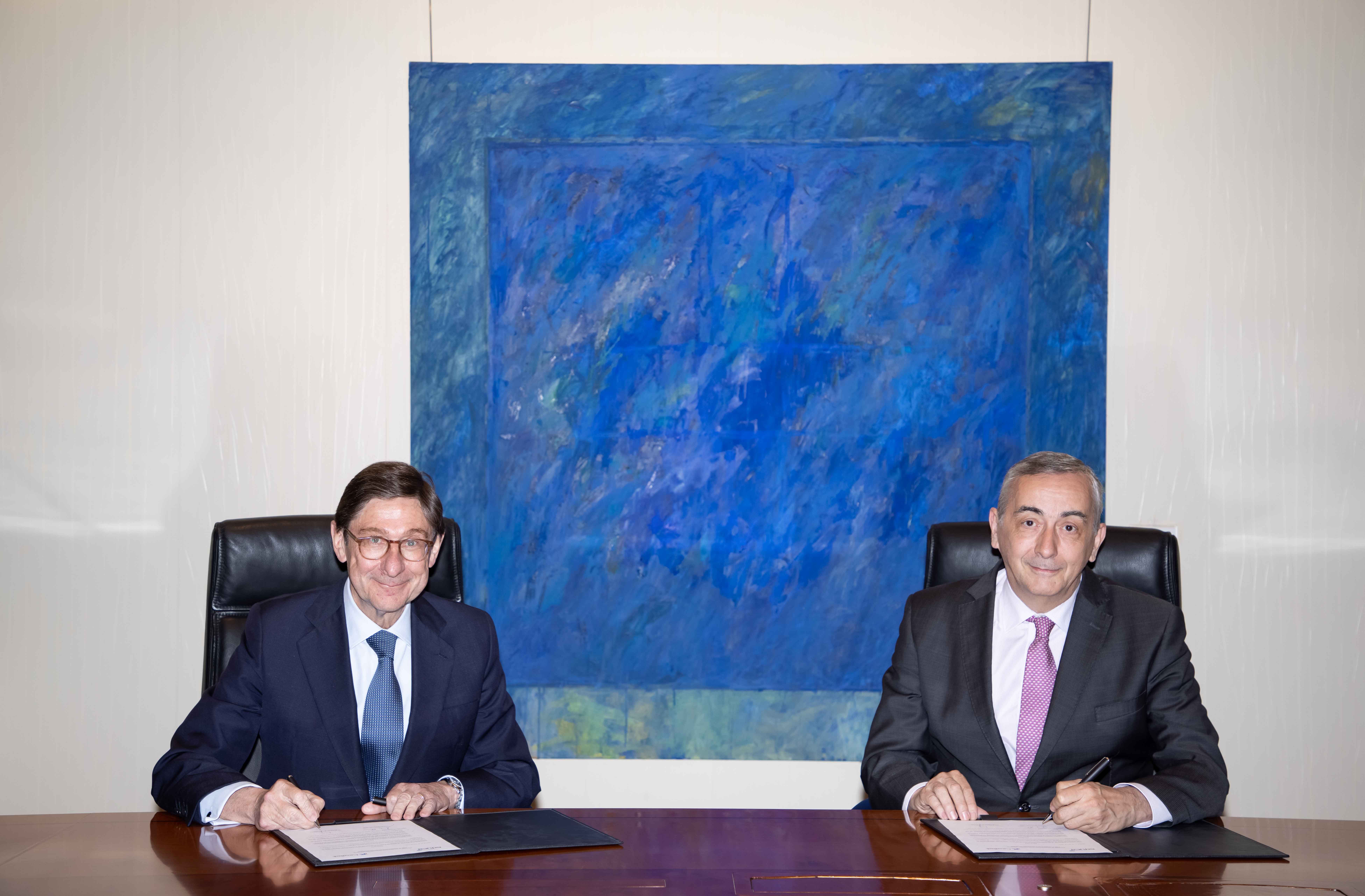 José Ignacio Goirigolzarri, presidente de CaixaBank, y Carlos Ocaña, director general de Funcas, han rubricado el acuerdo