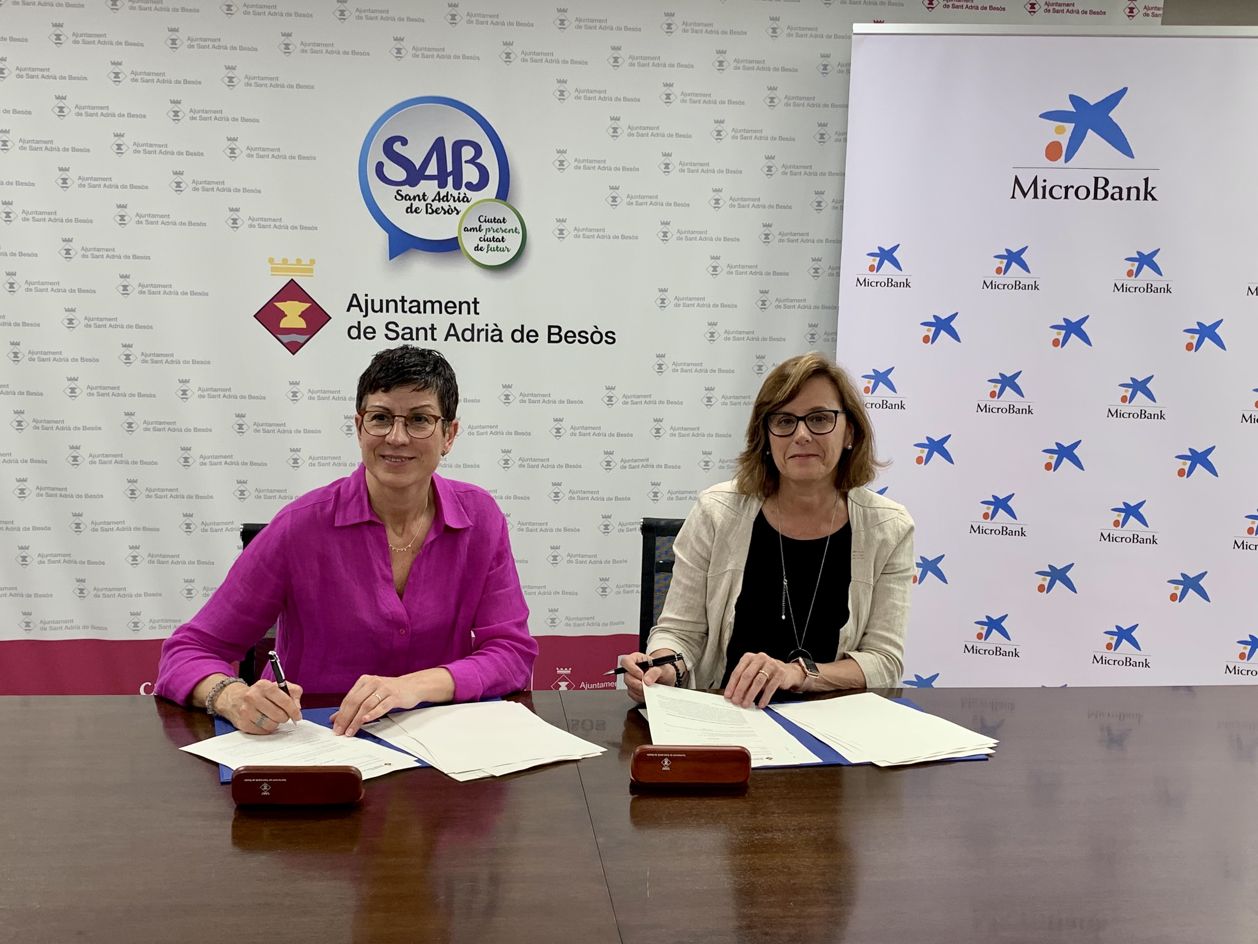 Firma del convenio entre MicroBank y el Ayuntamiento de Sant Adrià de Besòs