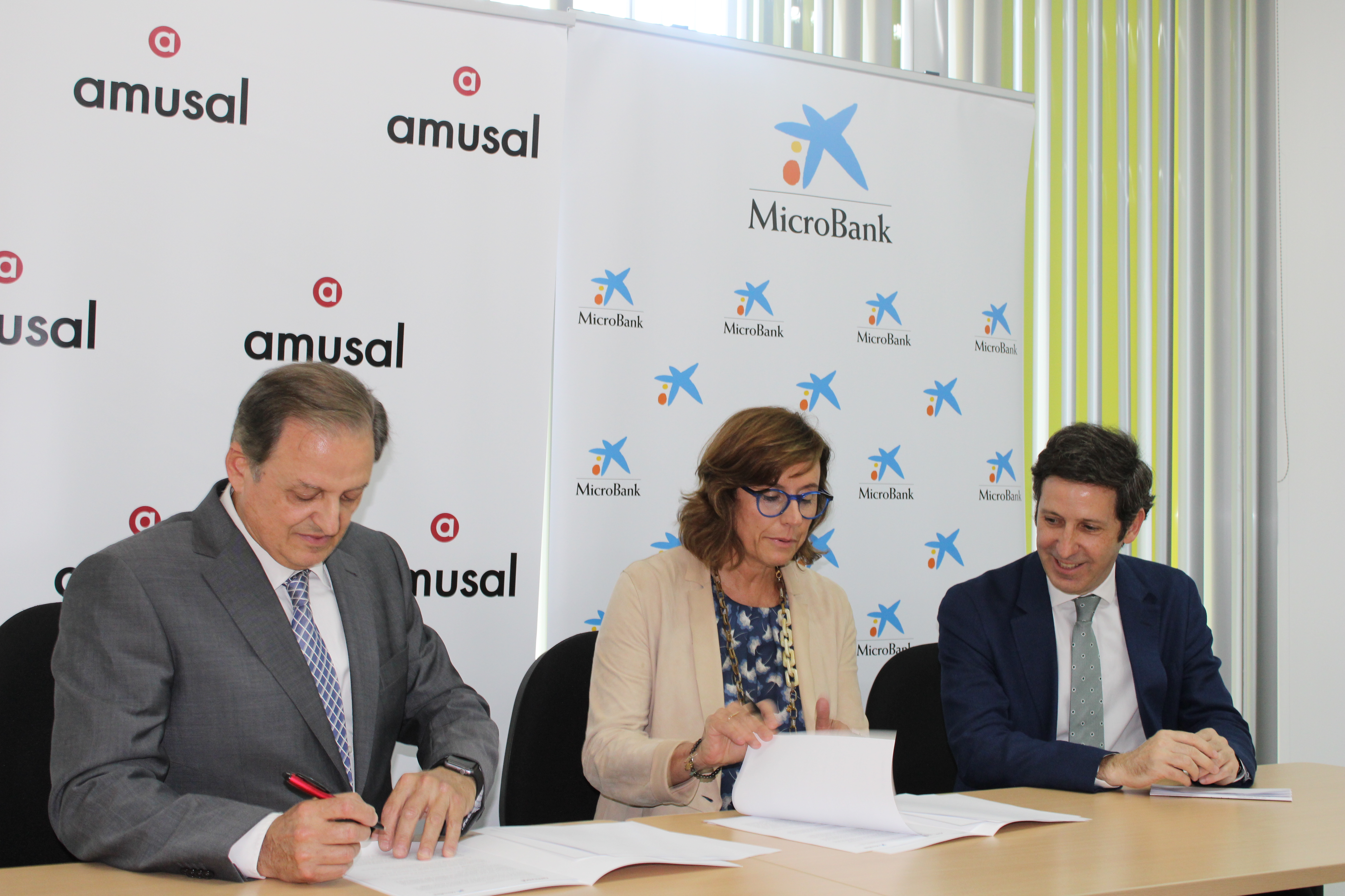 Firma del convenio entre MicroBank y Amusal