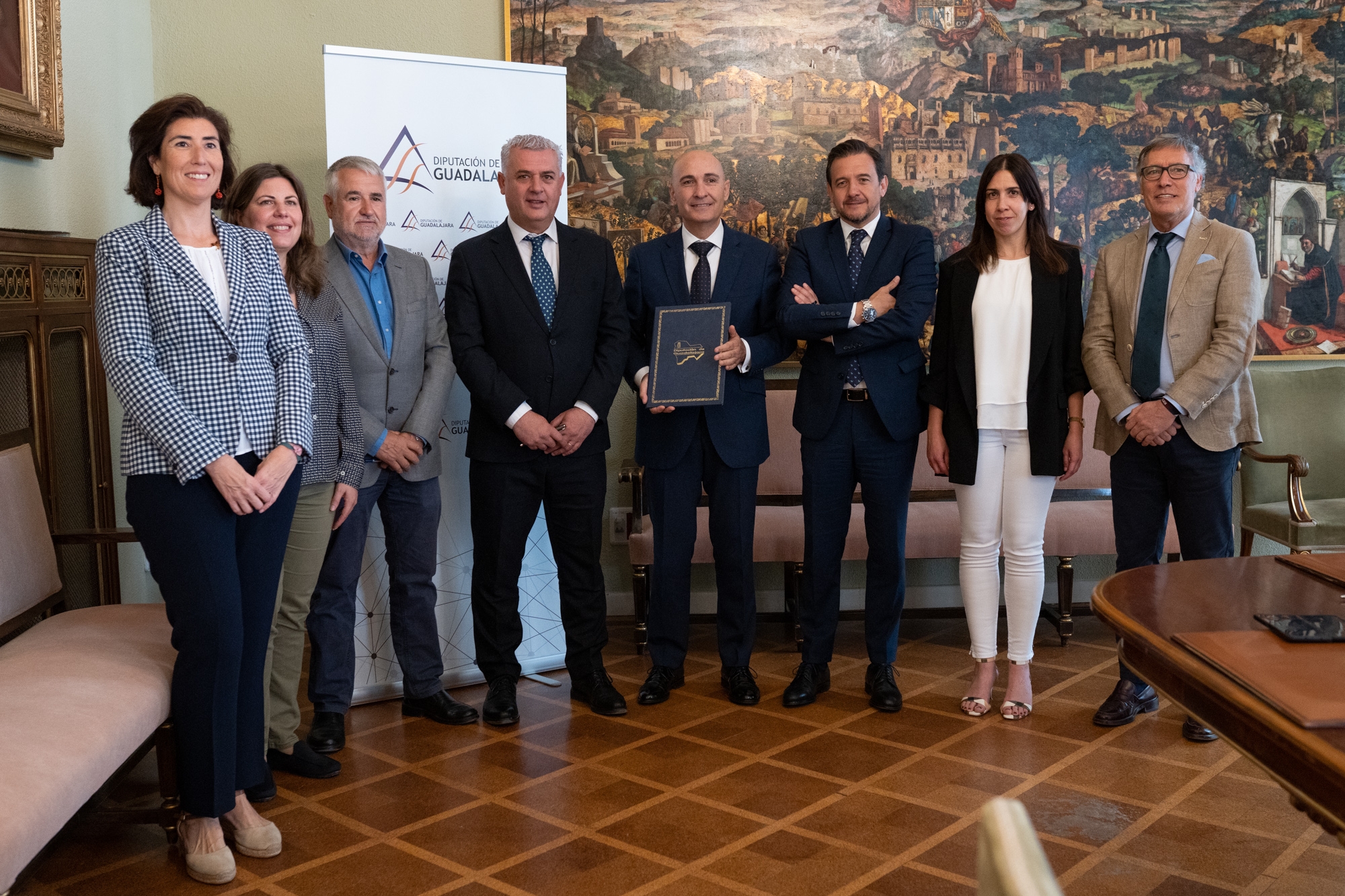 Foto de familia y, en el centro, el presidente de la Diputación de Guadalajara, José Luis Vega; y el director territorial de CaixaBank en Castilla-La Mancha, Jaime Campos.