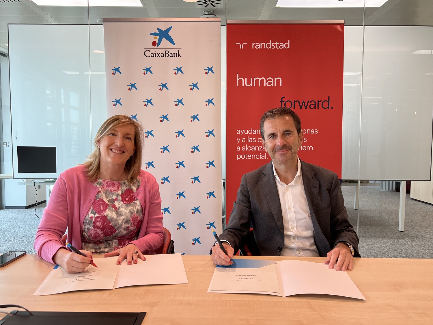 Patricia Trillo, directora del Centro de Instituciones Barcelona de CaixaBank; y Óscar Gutiérrez, director de Responsabilidad Social Corporativa de Randstad