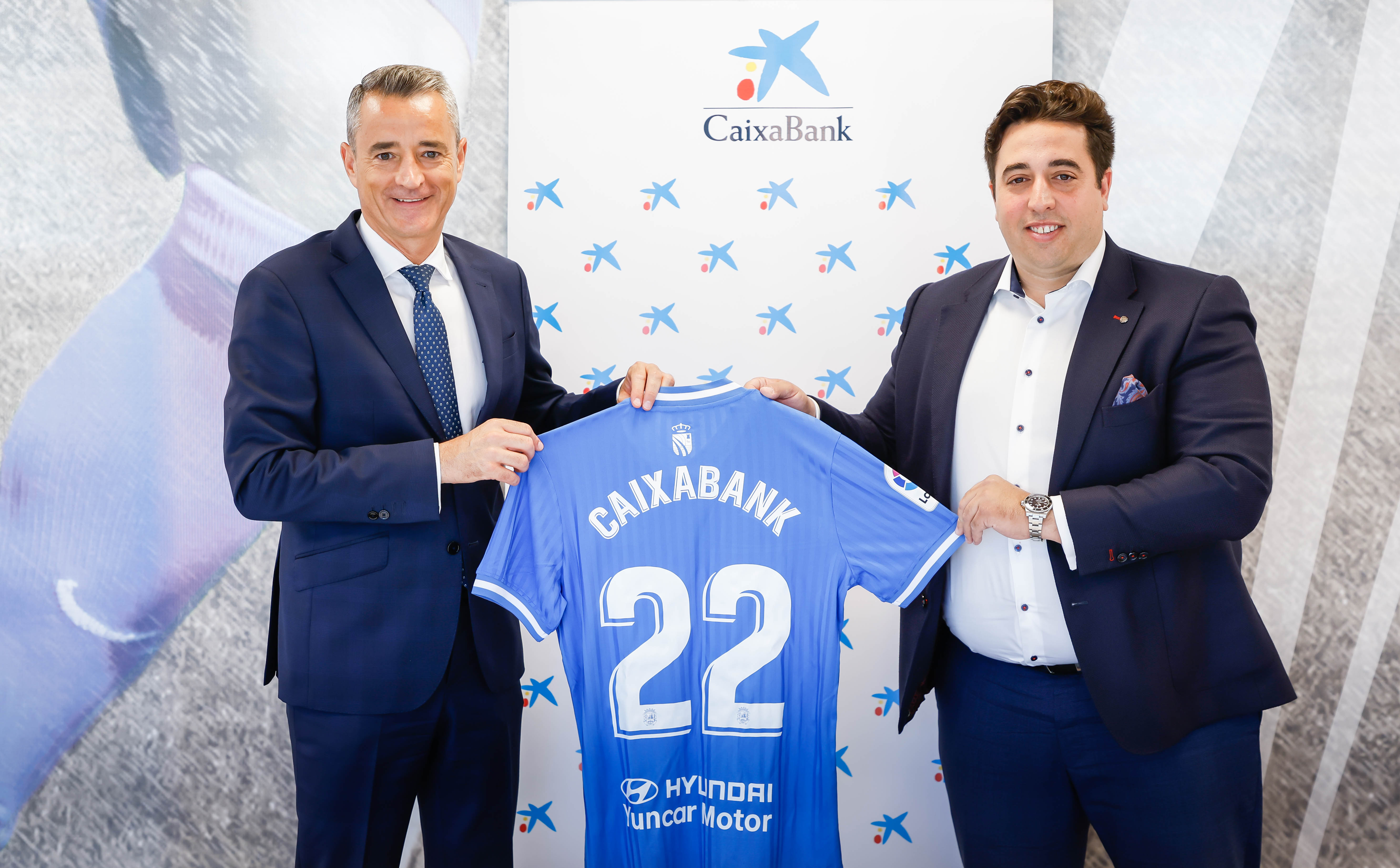 Juan Luis Vidal, director territorial de CaixaBank en Madrid Sur y Jonathan Praena, presidente del Club de Fútbol Fuenlabrada.