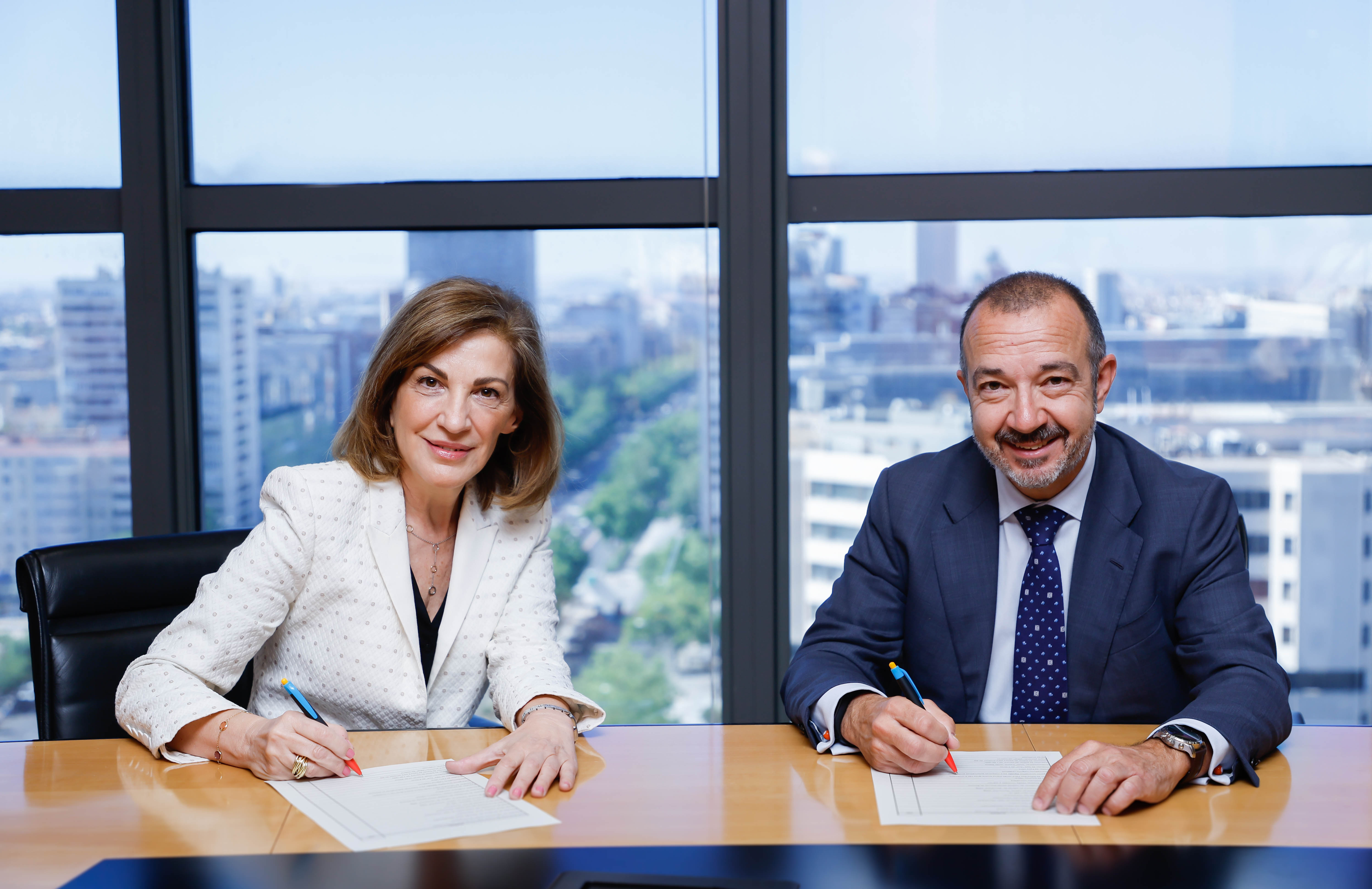 La directora general de Fundación Montemadrid, Amaya de Miguel, y el director de Acción Social de CaixaBank, Raúl Marqueta