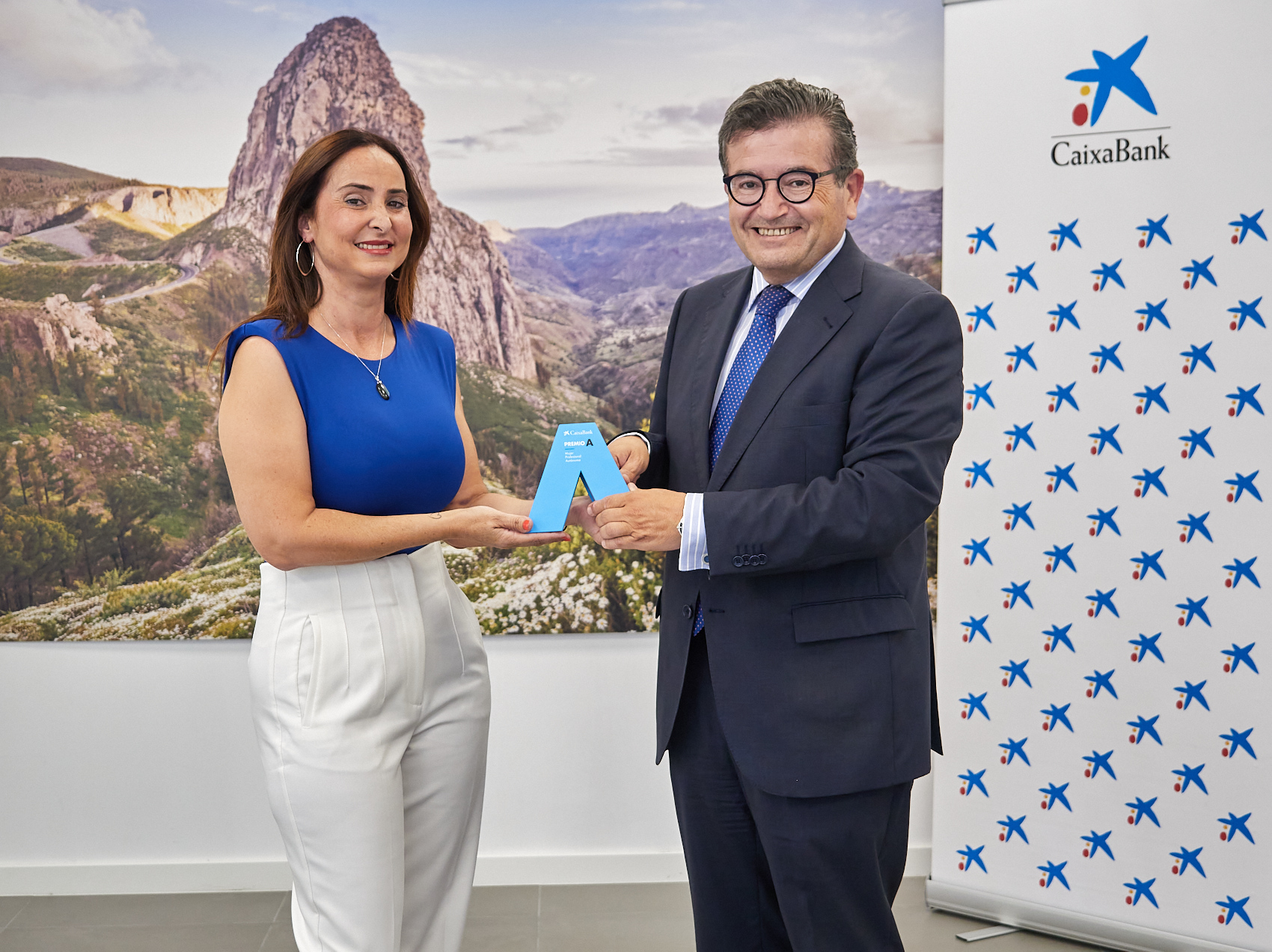 Cristina Mendoza recibe el premio de manos del director territorial de CaixaBank en las islas, Juan Ramón Fuertes