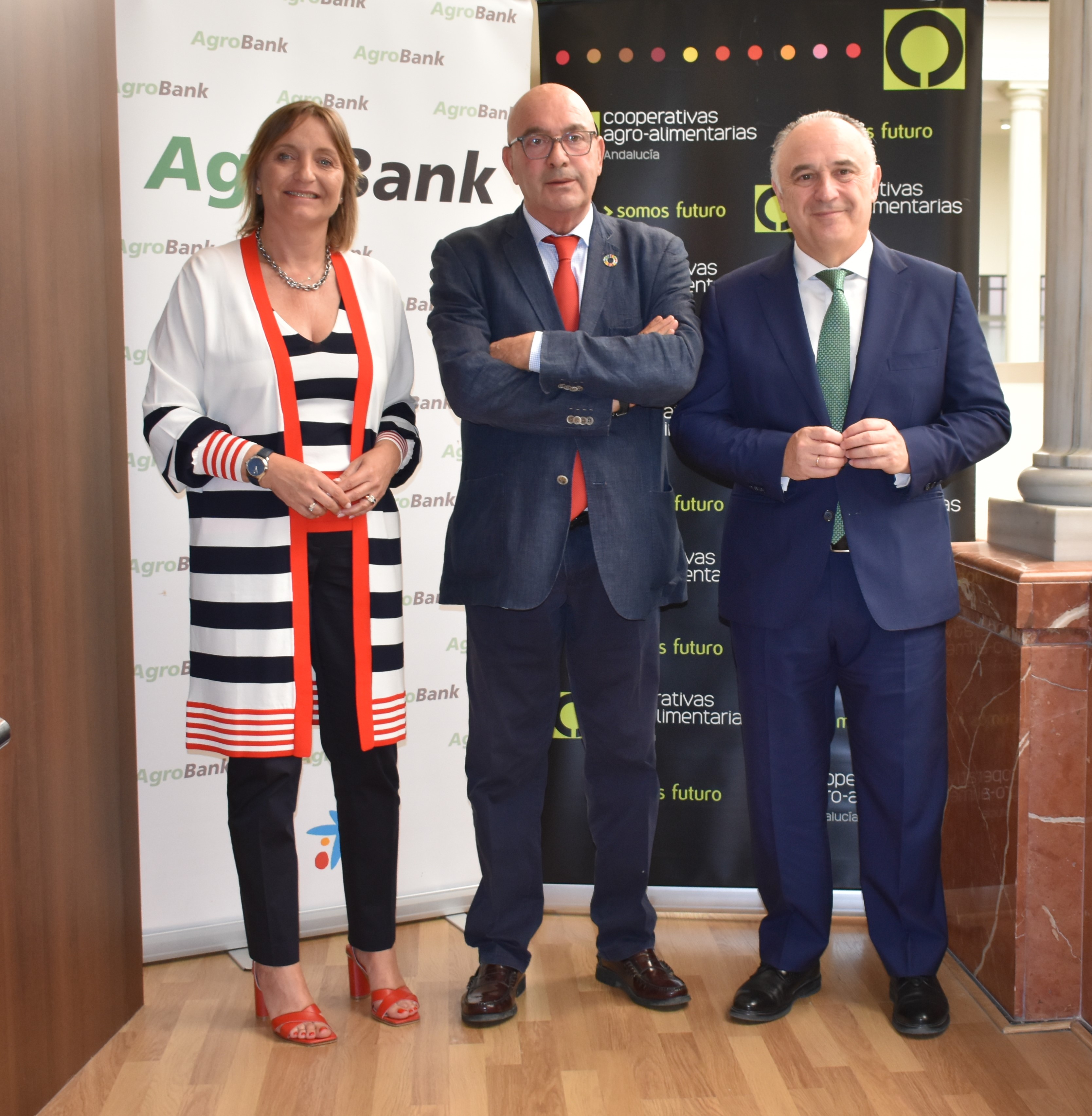 (De izda. a dcha.): Maria Jesús Catalá, directora territorial de CaixaBank en Andalucía Occidental y Extremadura; Juan Rafael Leal, presidente de Cooperativas Agroalimentarias de Andalucía, y Juan Ignacio Zafra, director territorial de CaixaBank en Andalucía Oriental.