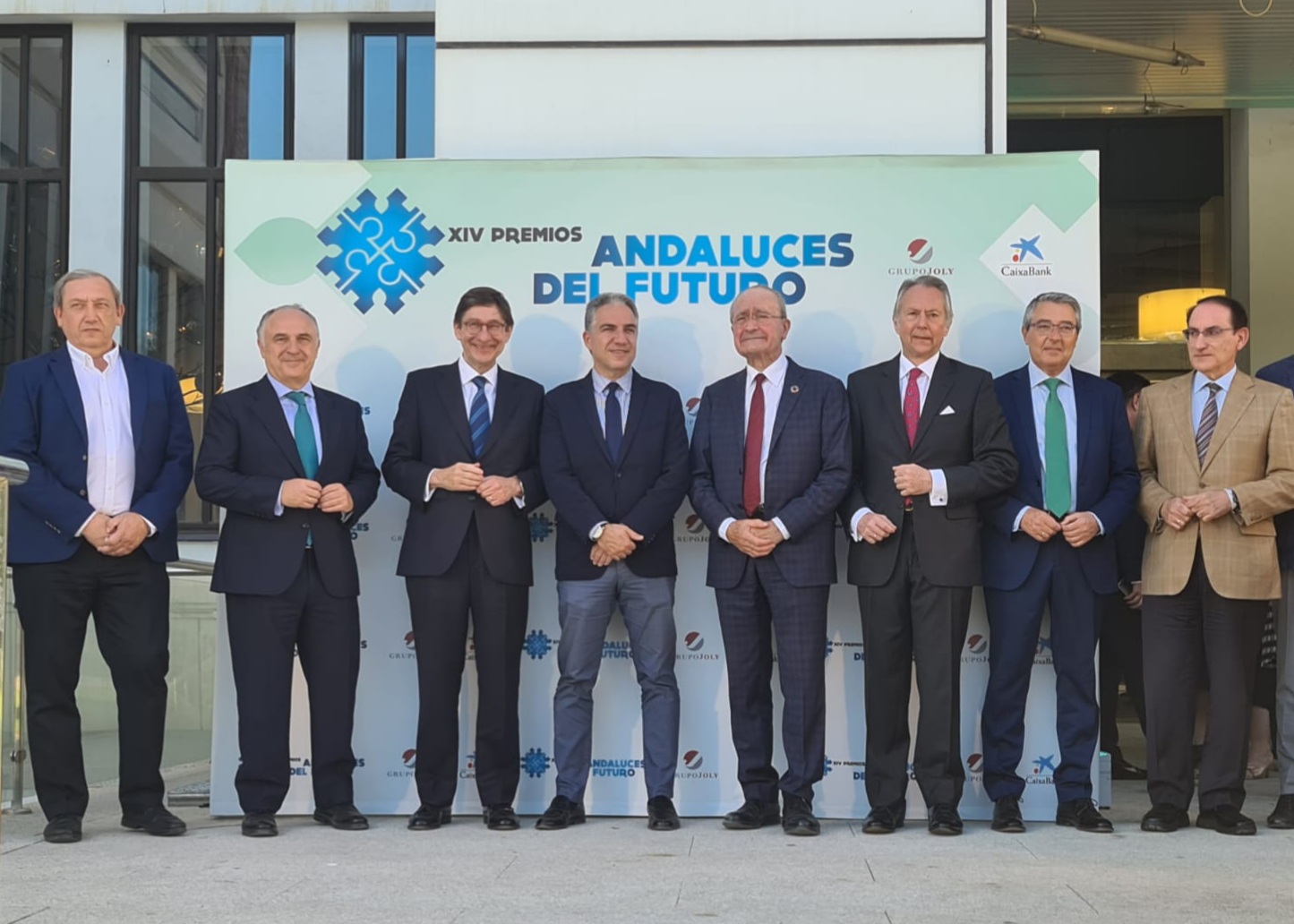 Foto de familia con el presidente de CaixaBank, José Ignacio Goirigolzarri, y el director territorial de CaixaBank en Andalucía Oriental, Juan Ignacio Zafra, en la entrega de los 'Premios Andaluces del Futuro'. 