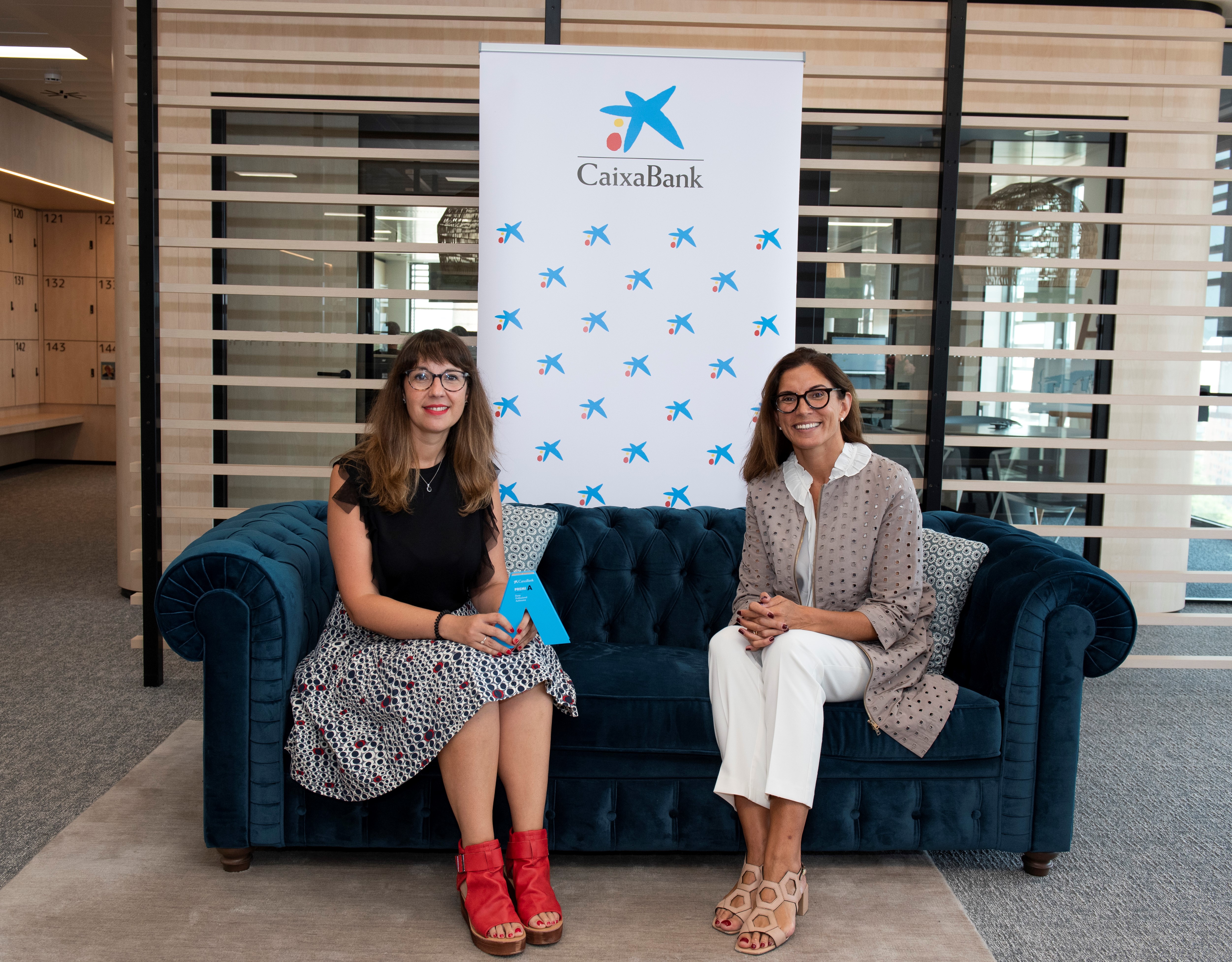La premiada (Rosa Arias) de la DT Barcelona y Maria Alsina (Directora Territorial Barcelona)