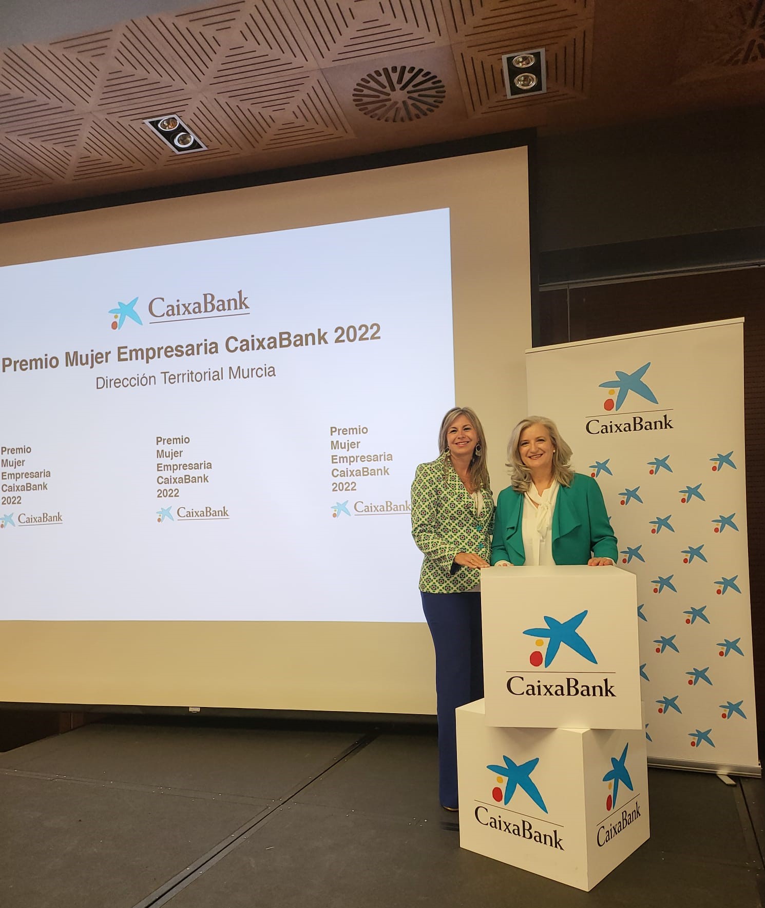 Olga García Saz (CaixaBank) con María José Martínez (Mujer Empresaria CaixaBank Murcia).