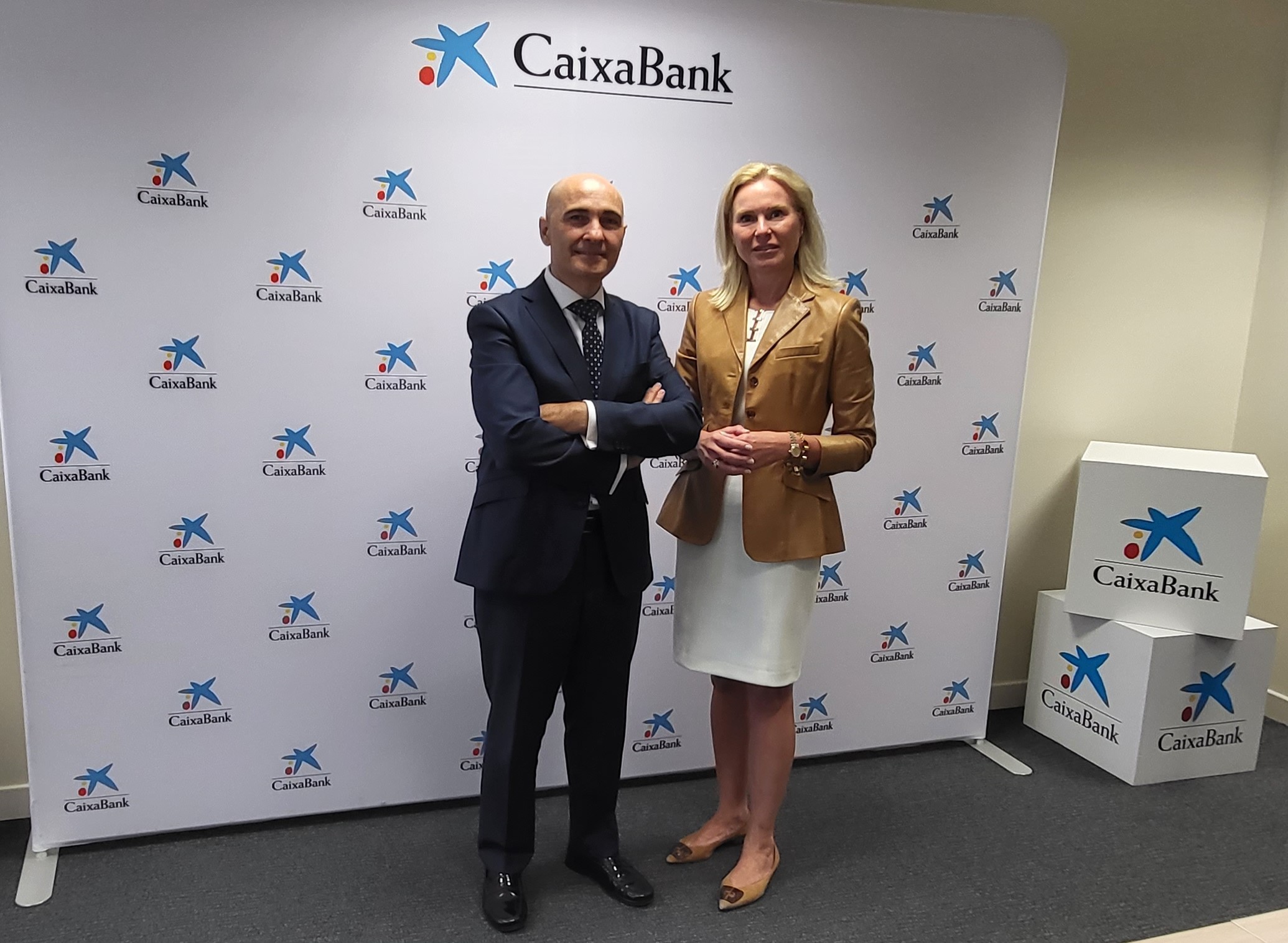 Ágata Lozano (Mujer Empresaria CaixaBank Castilla-La Mancha) y Jaime Campos (CaixaBank).