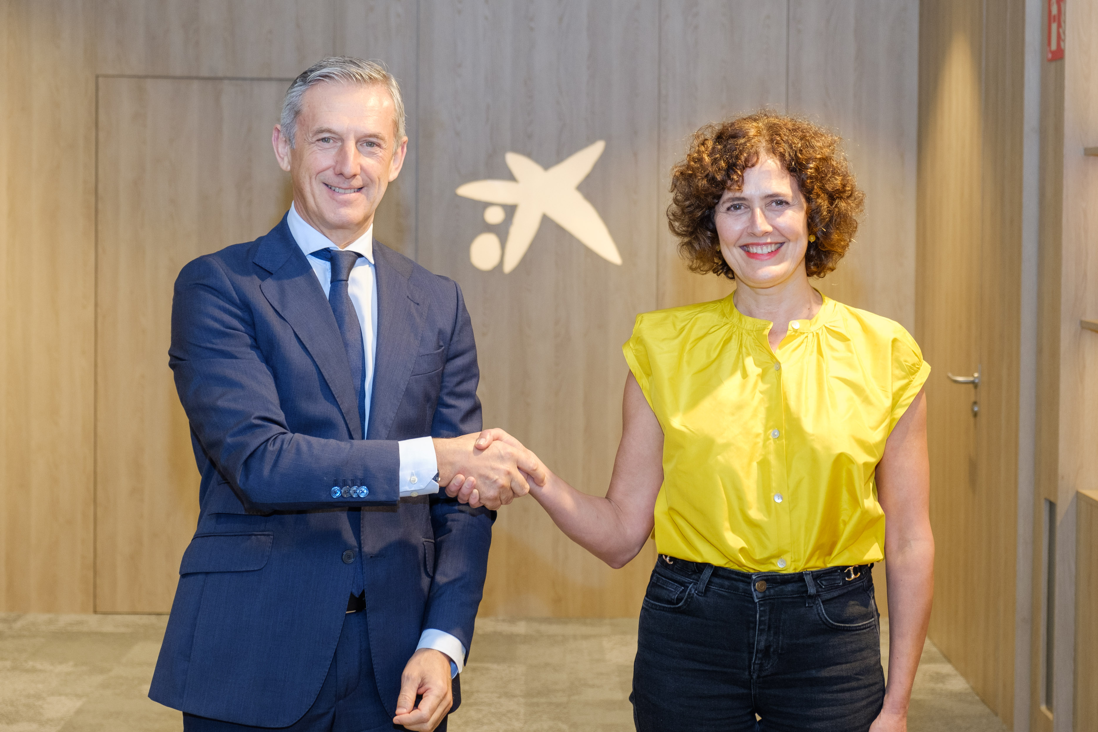 Juan Pedro Badiola (Director DT Norte CaixaBank) y Ainhoa Etxeberria (Premio Mujer Empresaria CaixaBank DT Norte).