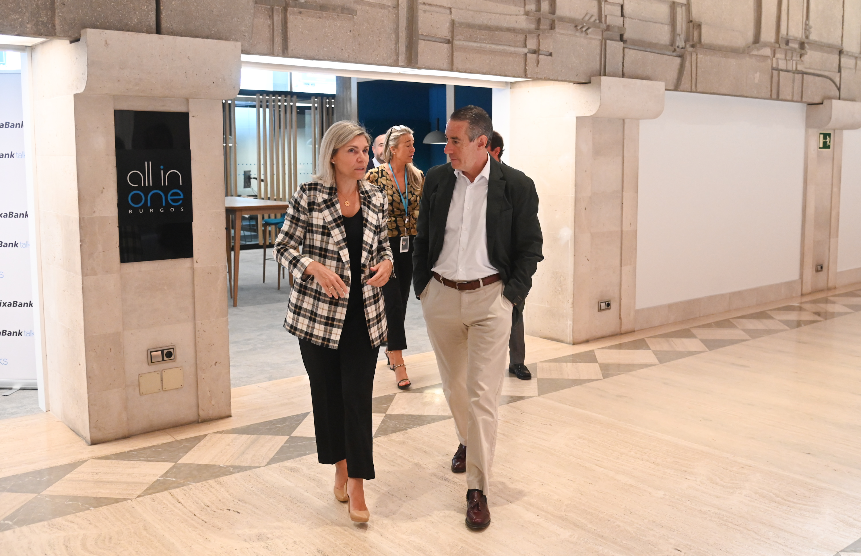 La directora territorial de CaixaBank en Castilla y León, Belén Martín, y el director general de Negocio de CaixaBank, Juan Antonio Alcaraz.