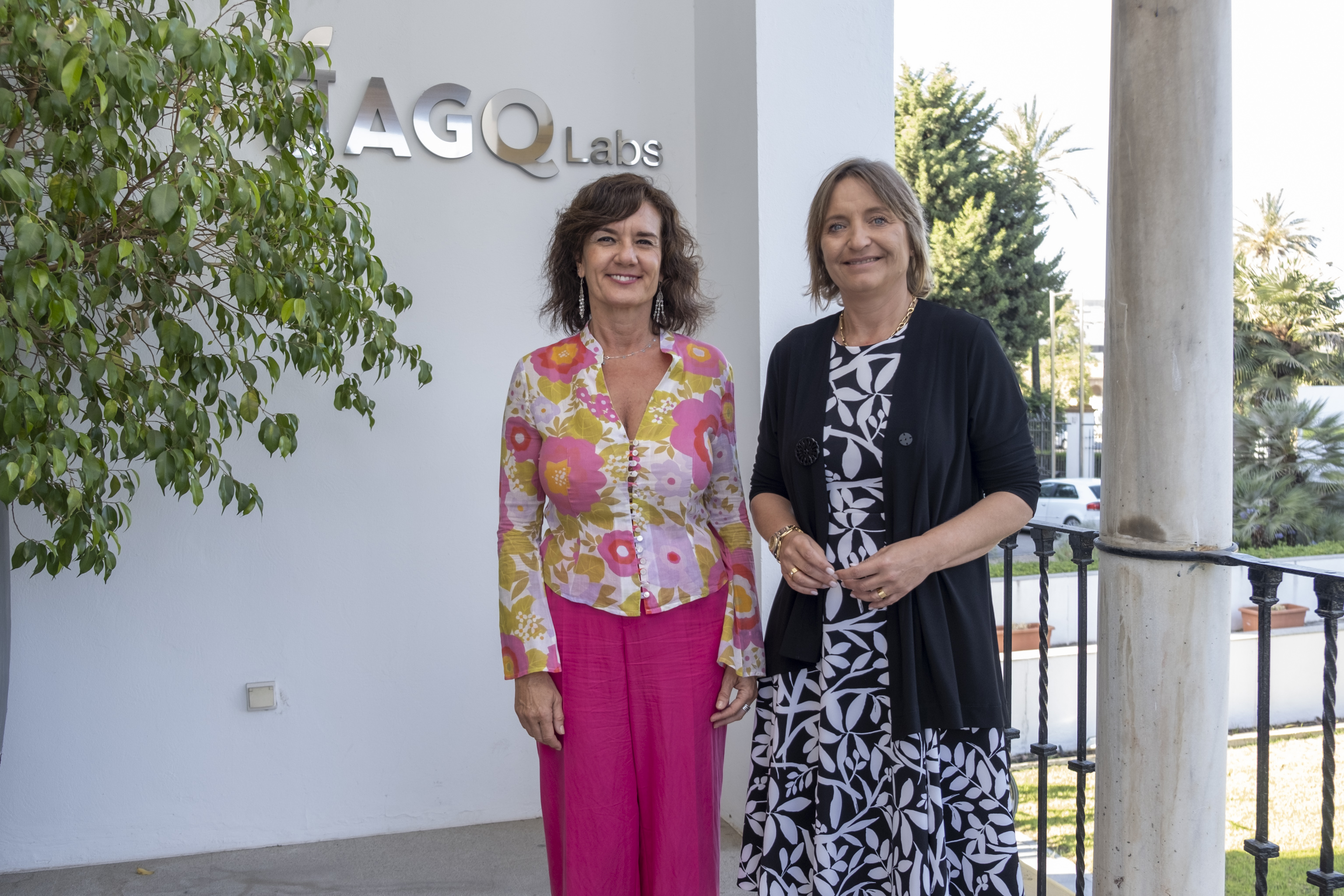 De izquierda a derecha, Coral Zamora (Premio Mujer Empresaria DT Andalucía Occidental y Extremadura) y María Jesus Catalá (Directora DT Andalucía Occidental y Extremadura CaixaBank)
