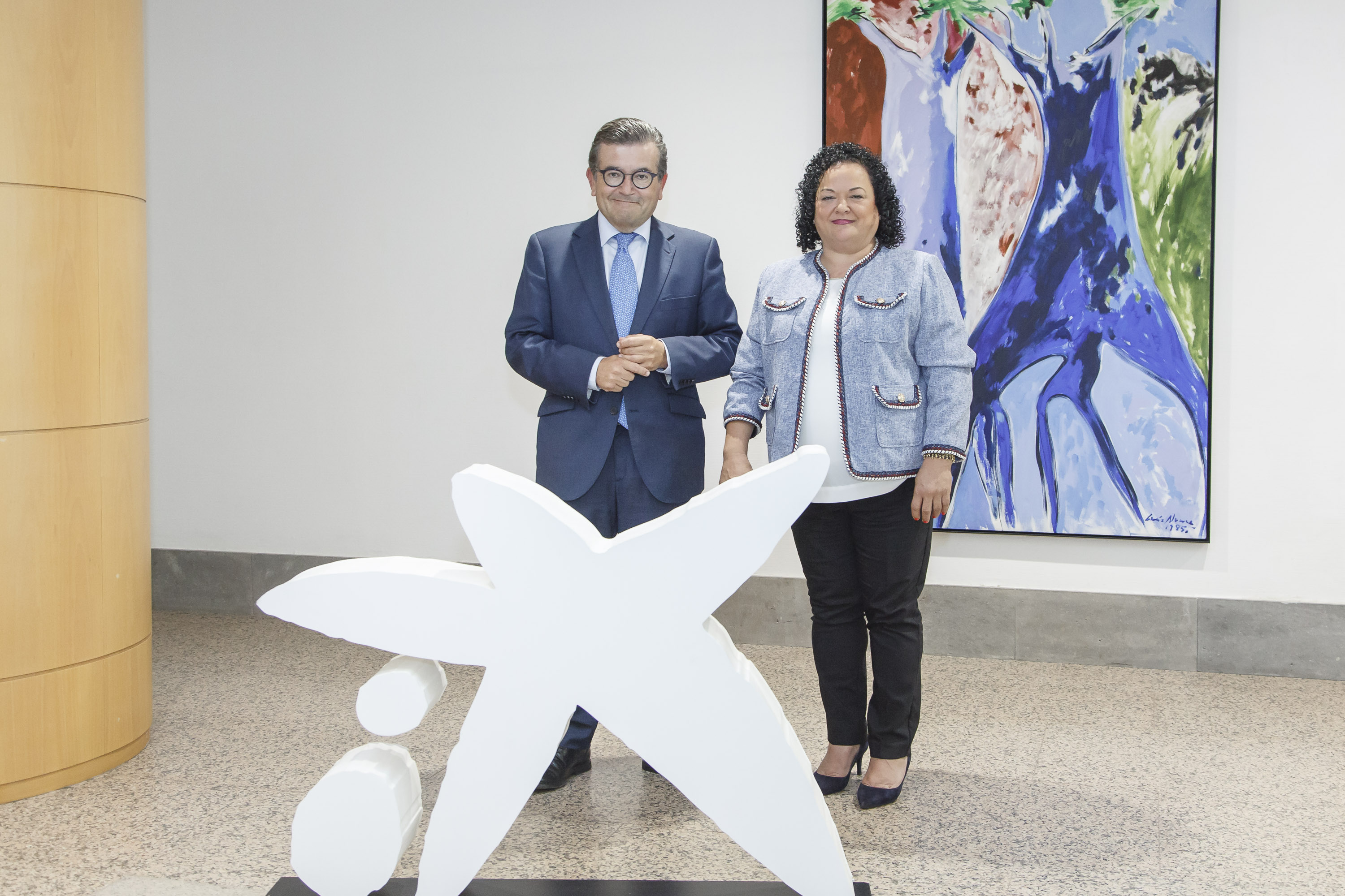 Sonia Ortega (Premio Mujer Empresaria CaixaBank Canarias) y Juan Ramon Fuentes (Director DT Canarias CaixaBank)
