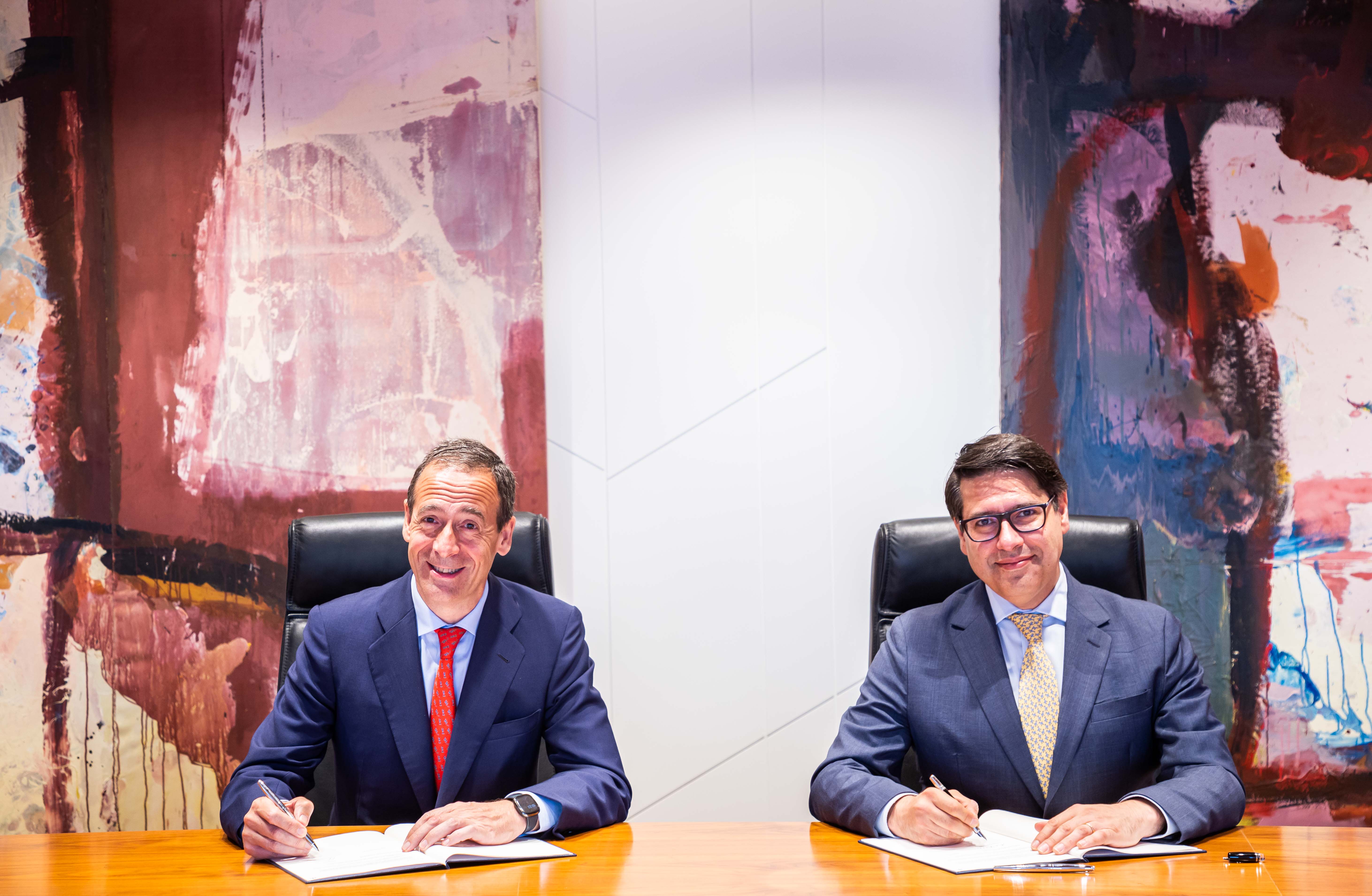 Gonzalo Gortázar, consejero delegado de CaixaBank, y Ricardo Mourinho Félix, vicepresidente del BEI.