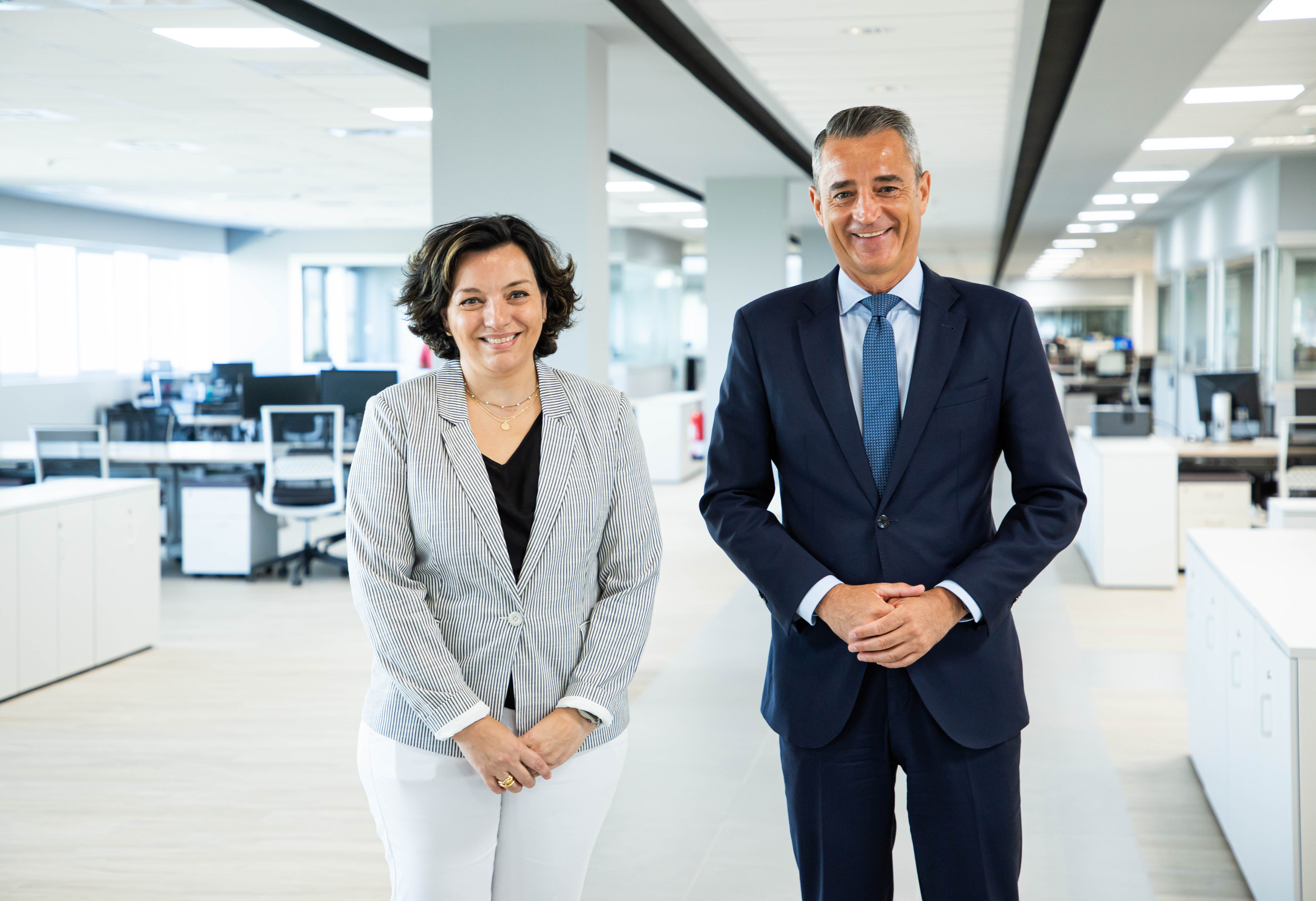 Myriam Bonilla (Premio Mujer Empresaria CaixaBank Madrid Sur) con Juan Luis Vidal (Director DT Madrid Sur CaixaBank)