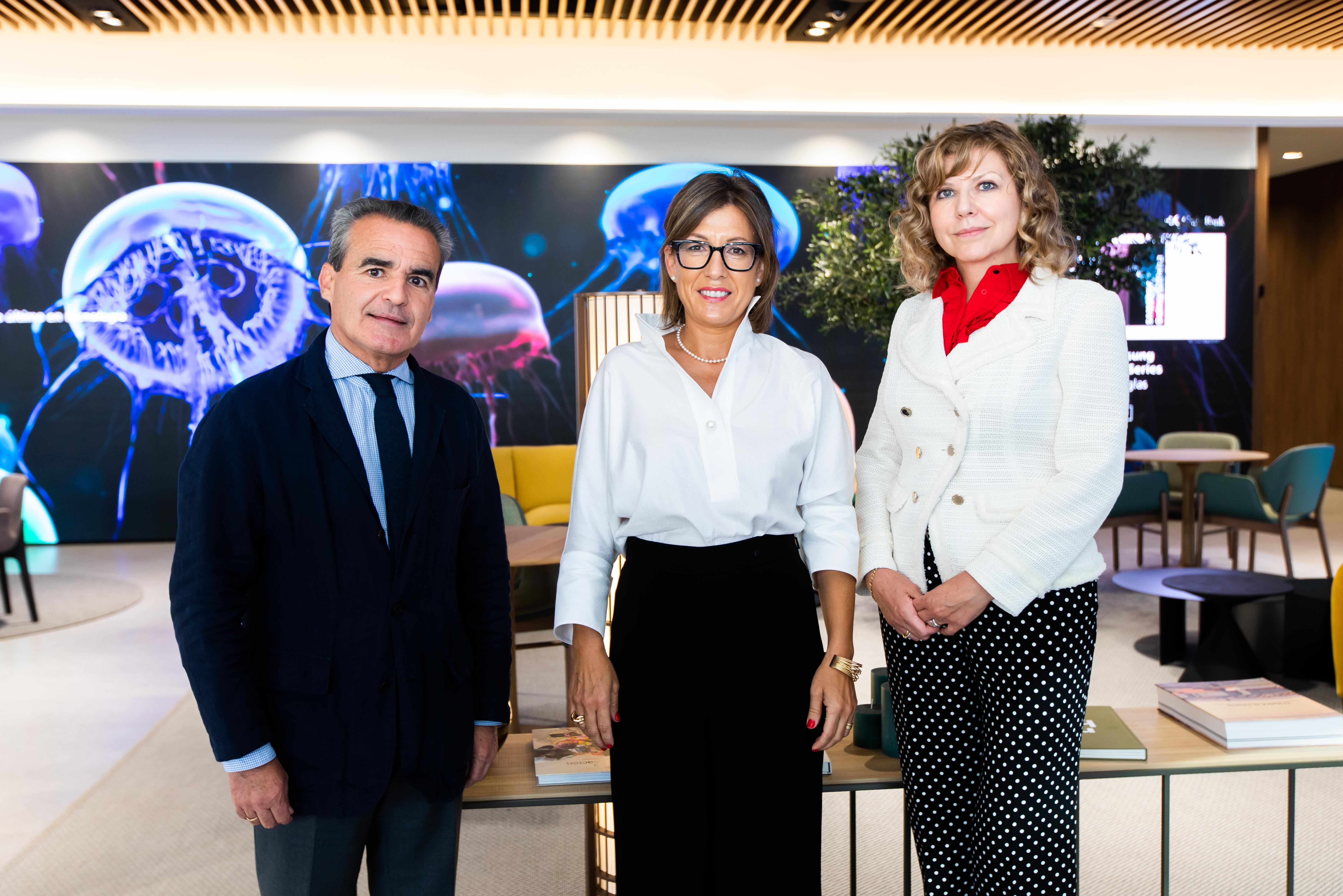 (de izquierda a derecha) Rafael Herrador, director DT Madrid Metropolitana; Marta Ferrer, premio Mujer Empresaria CaixaBank DT Madrid Metropolitana; y Mar Santana, Directora Comercial Empresas DT Madrid Metropolitana.